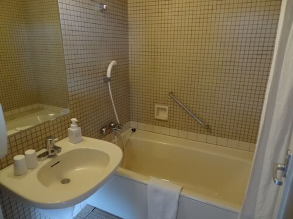 Economy Twin Room, Non Smoking (Please book as an adult if your child needs a bed) - Photo 2