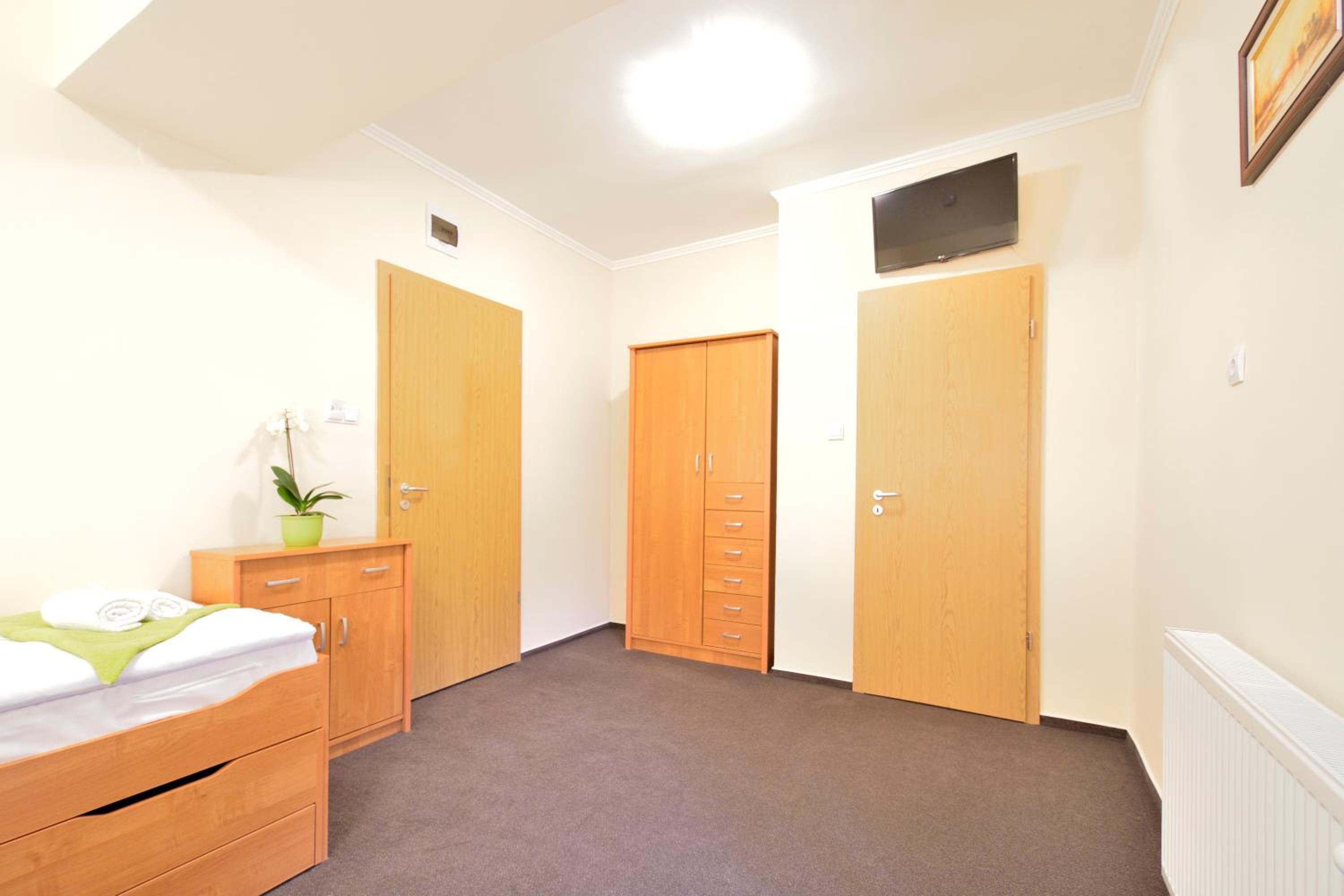 Single Room with Bathroom photo 2