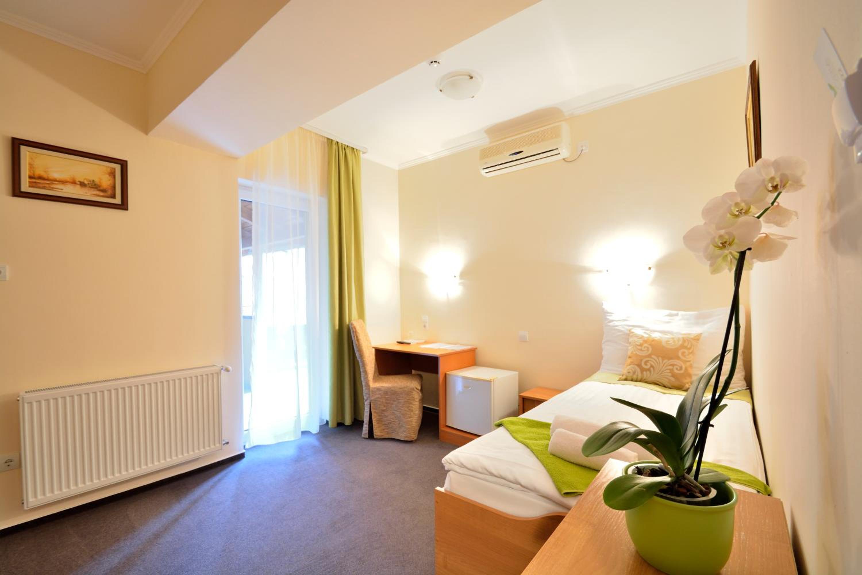 Single Room with Bathroom photo 2