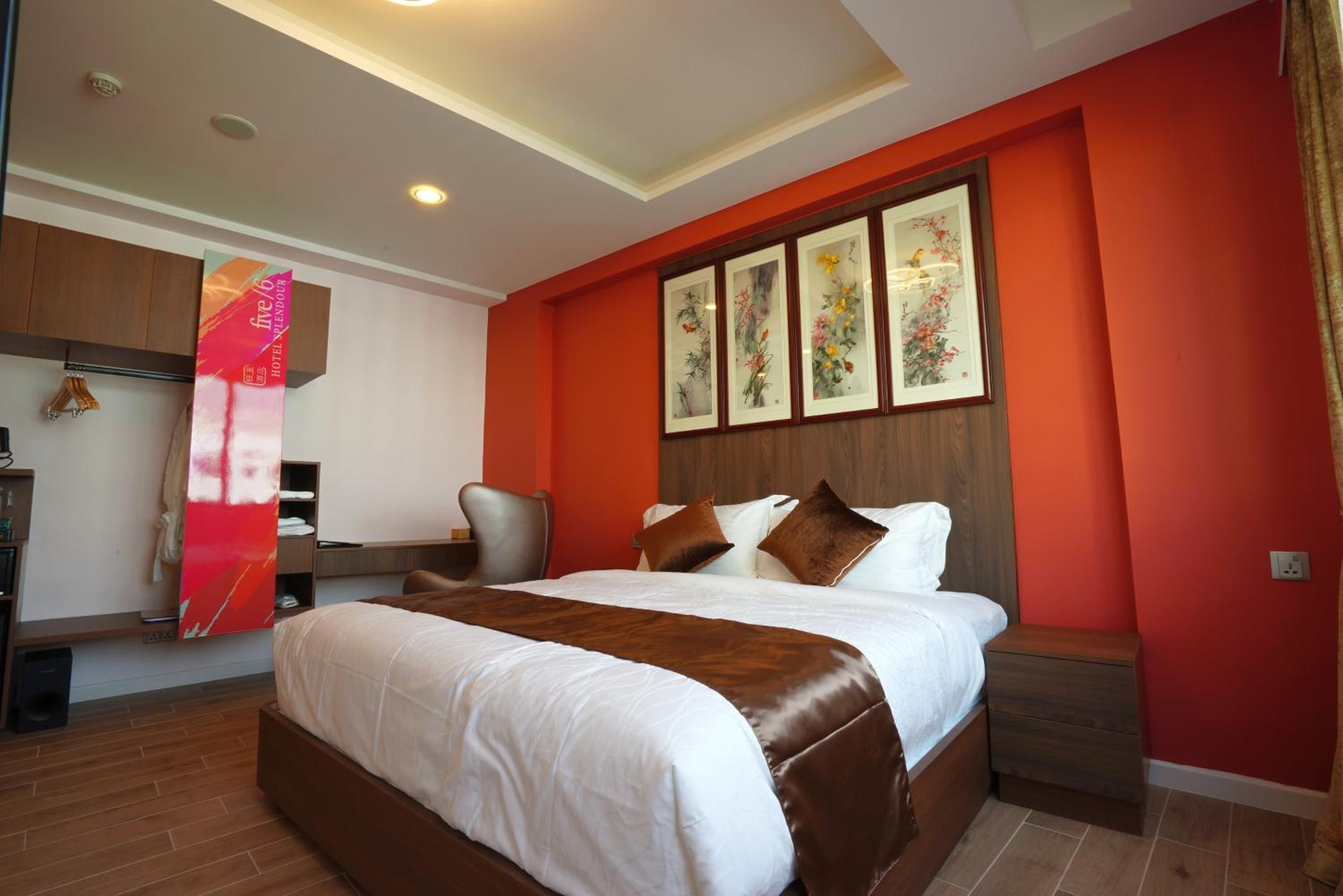 Deluxe King Room thumbnail 5