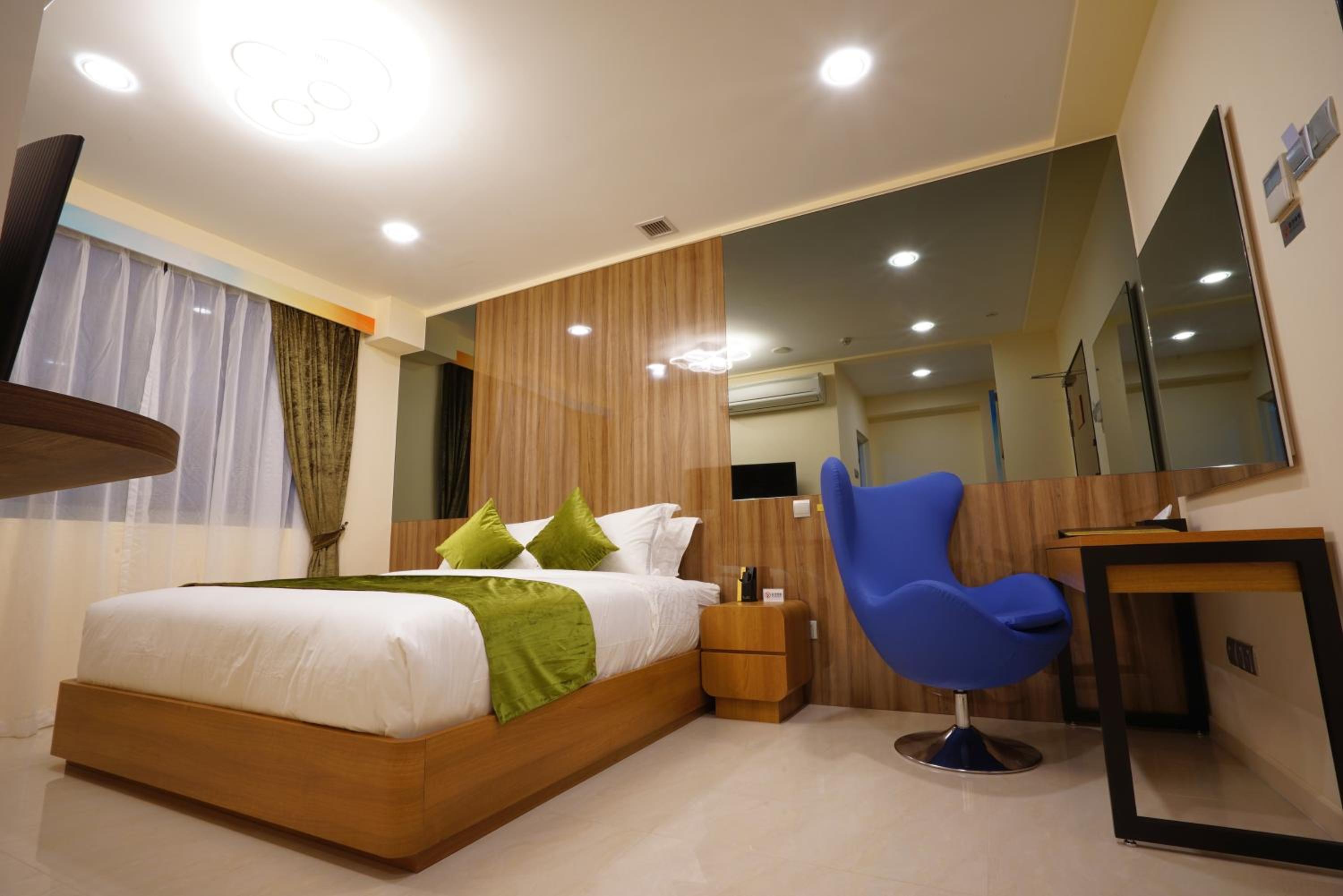 Deluxe King Room