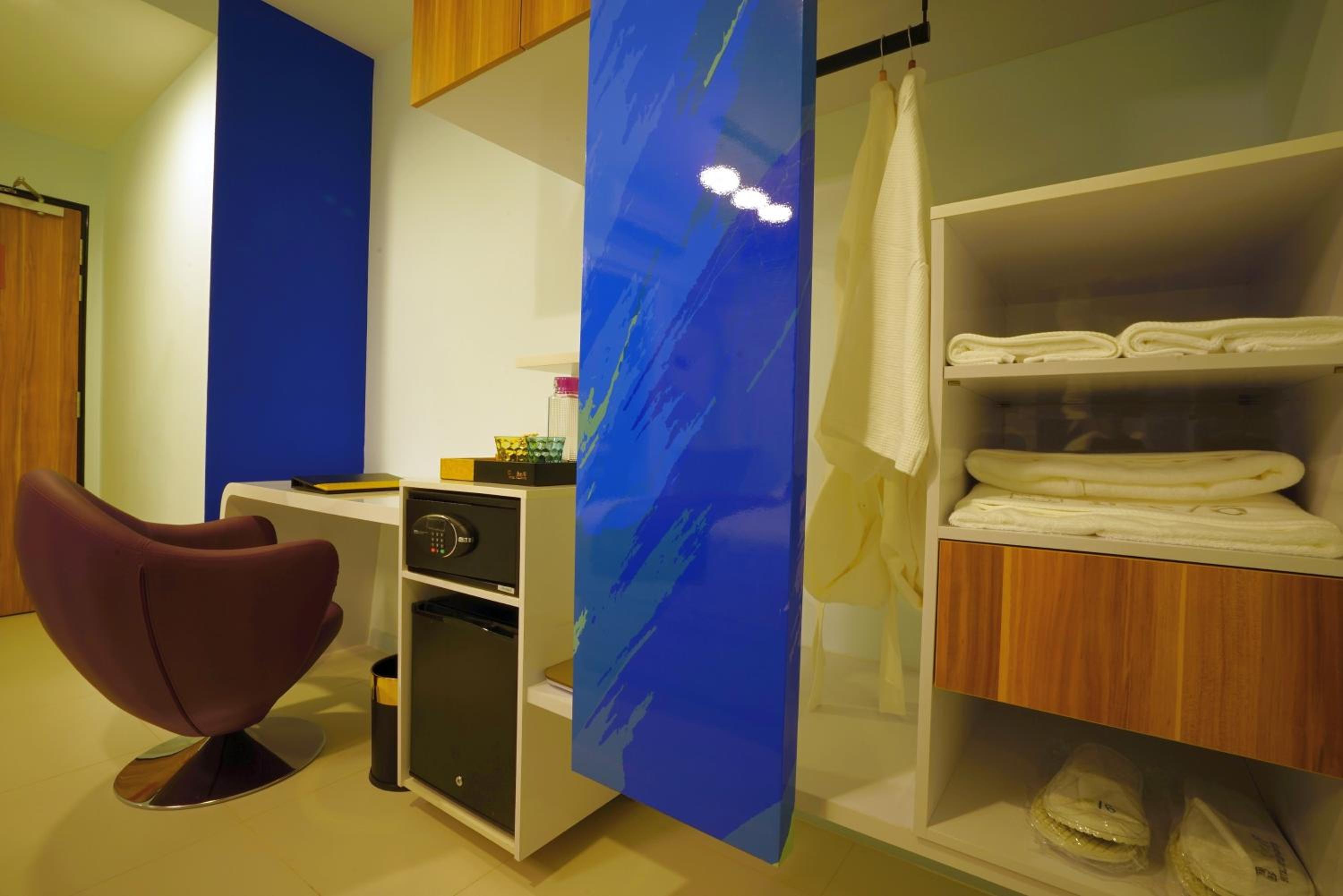Superior Twin Room thumbnail 6