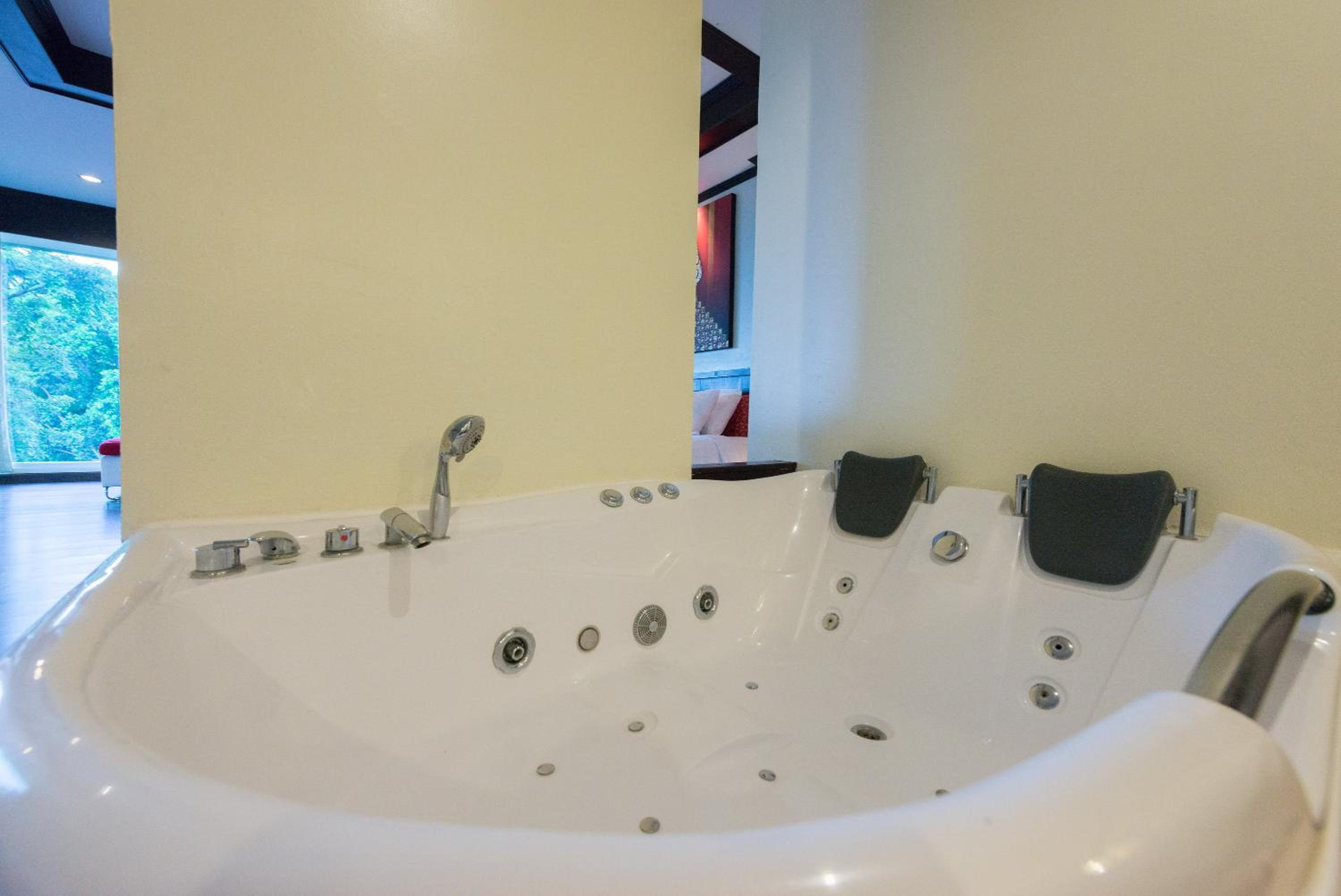 Superior Honeymoon Suite photo 2
