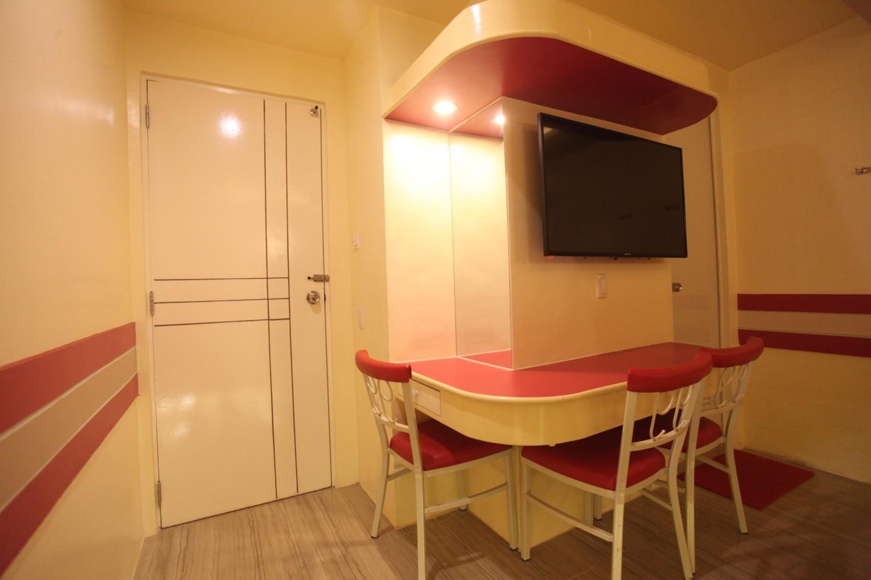 Family Room (No Window) - Photo 3