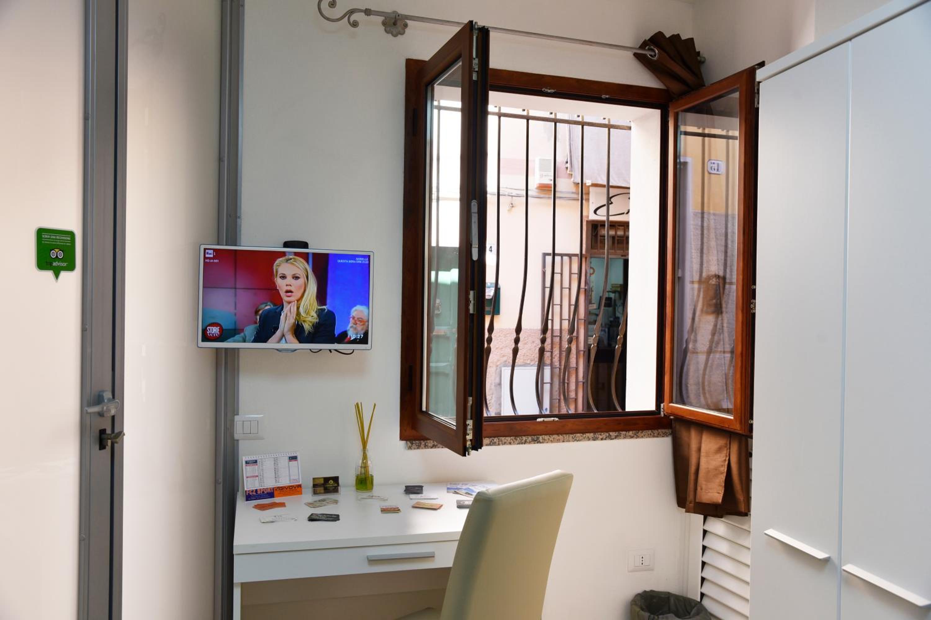 Double or Twin Room - Private Bathroom  - Photo 6
