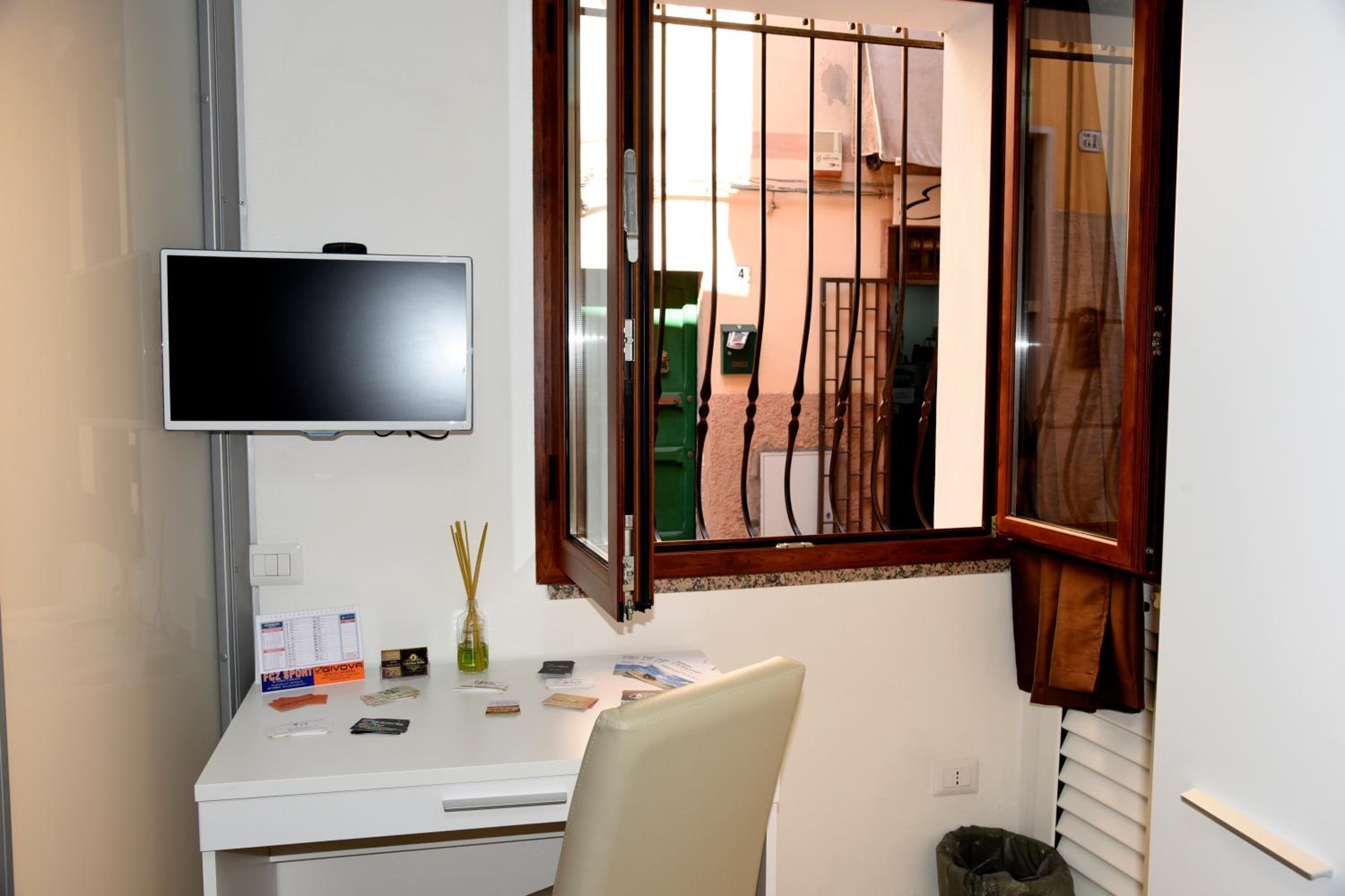 Double or Twin Room - Private Bathroom  - Photo 15