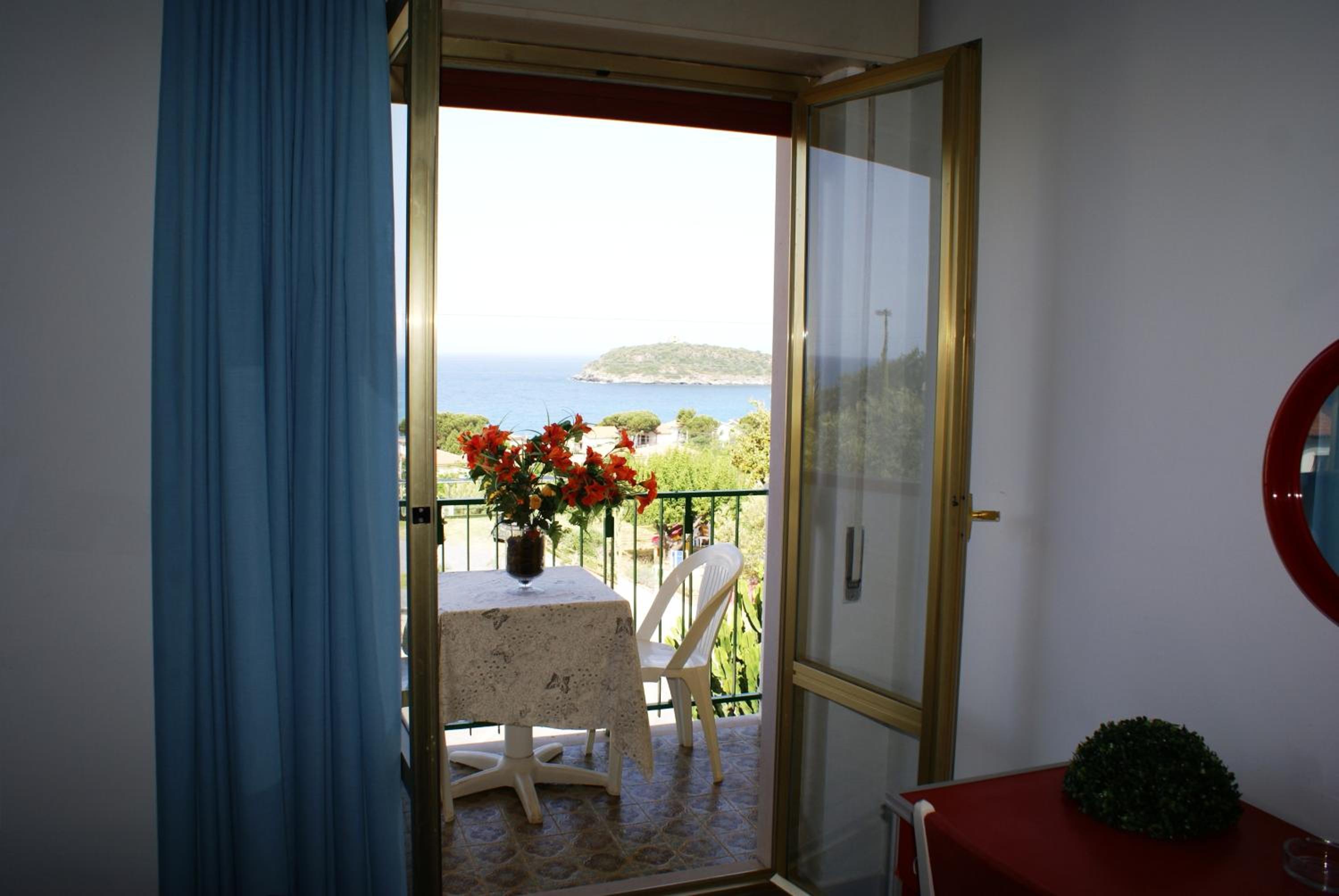 Triple Room (2 Adults + 1 Child) photo 1