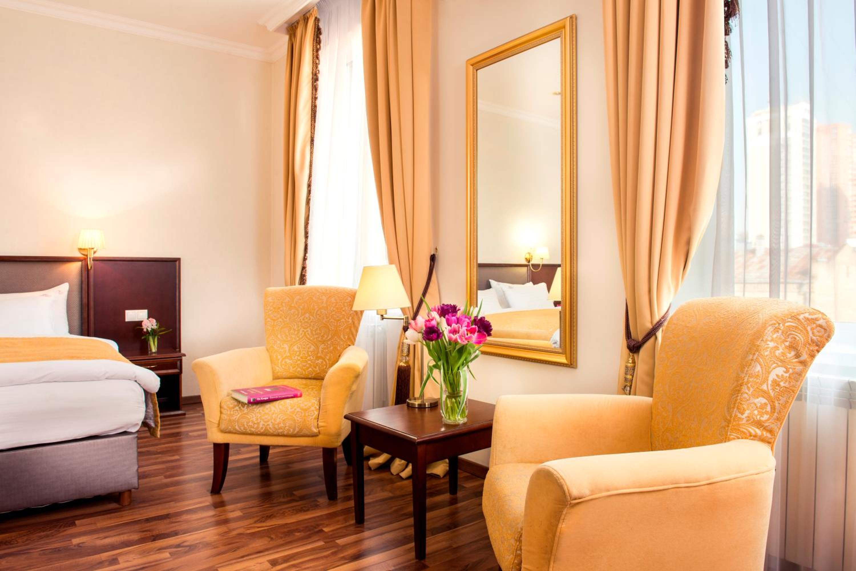 Suite - Photo 16