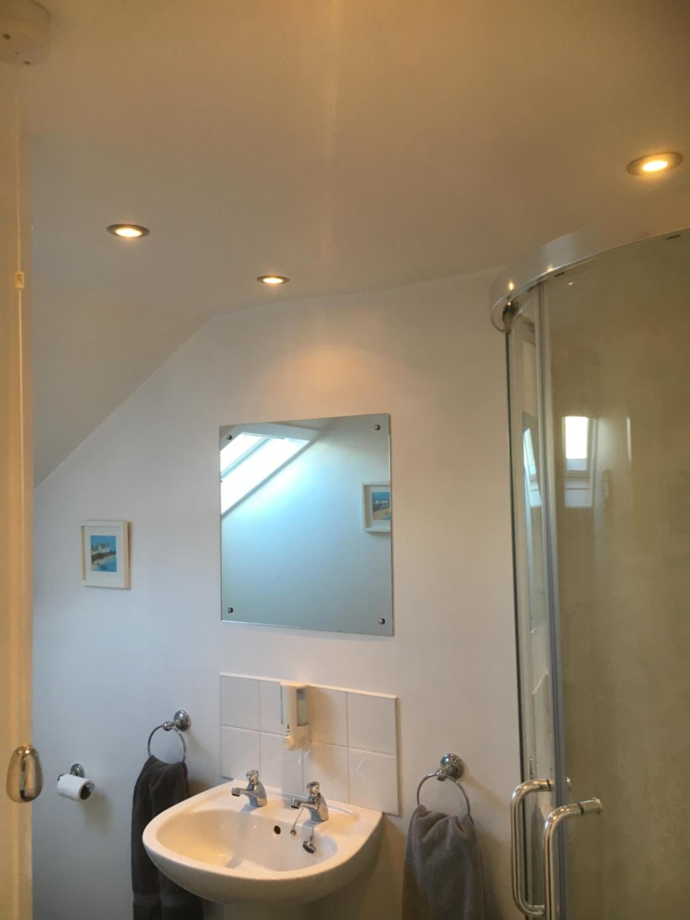 Standard Twin Room with Shared Bathroom photo 2