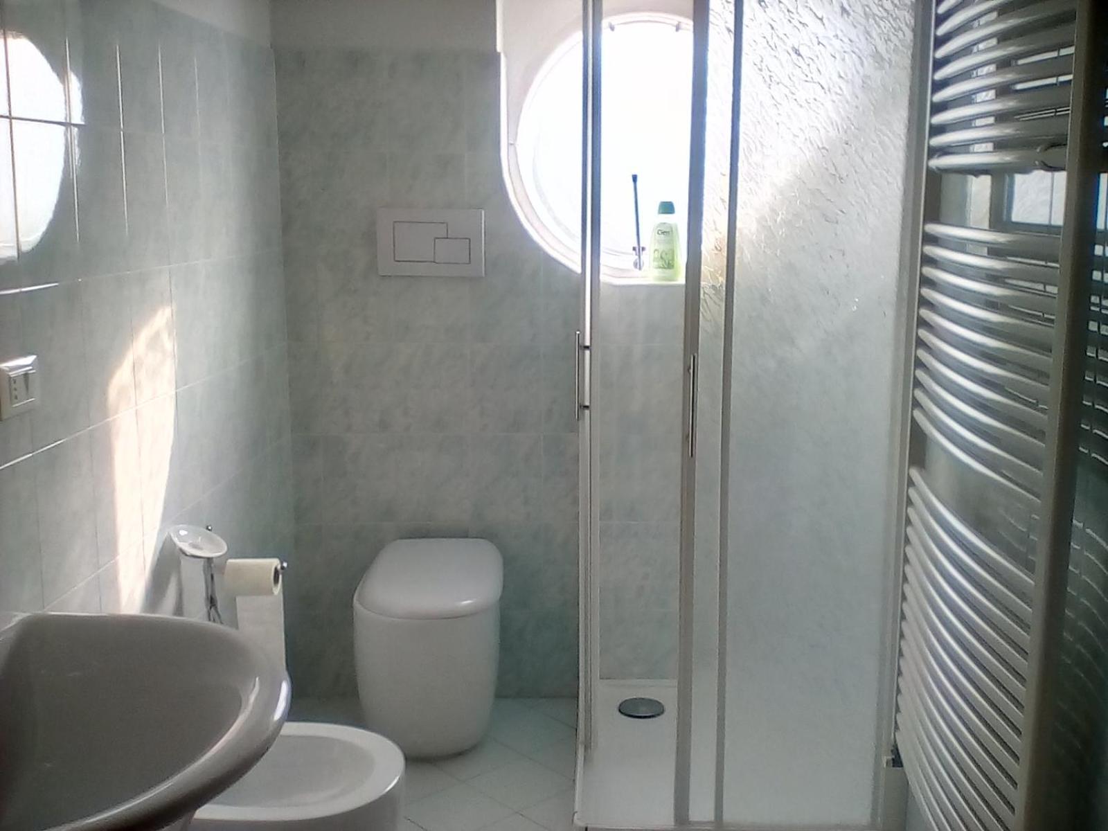 Twin Room with Private Bathroom - Photo 3