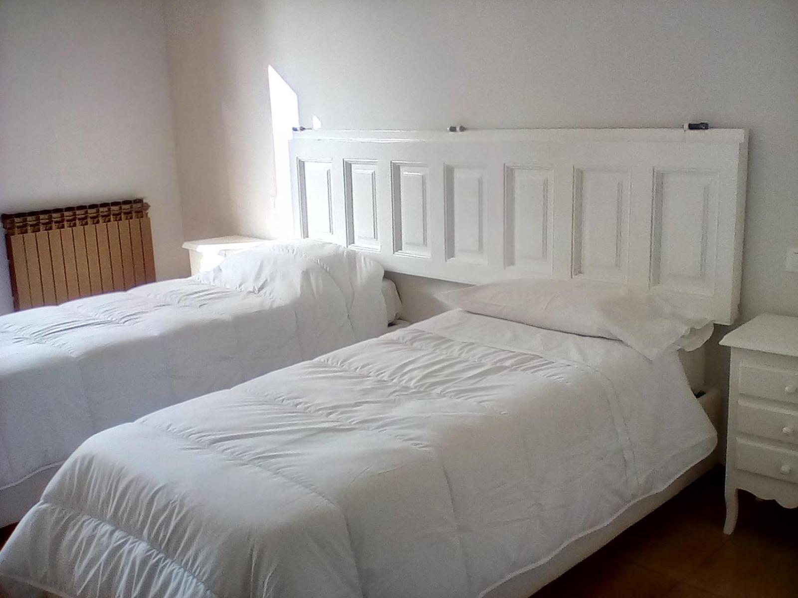 Twin Room with Private Bathroom - Photo 5
