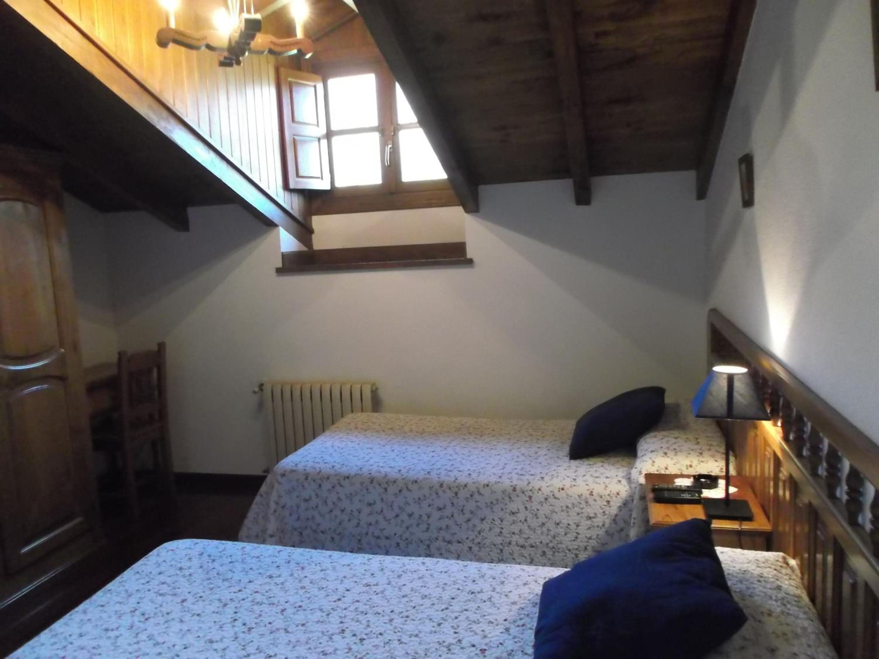 Twin Room - Photo 3