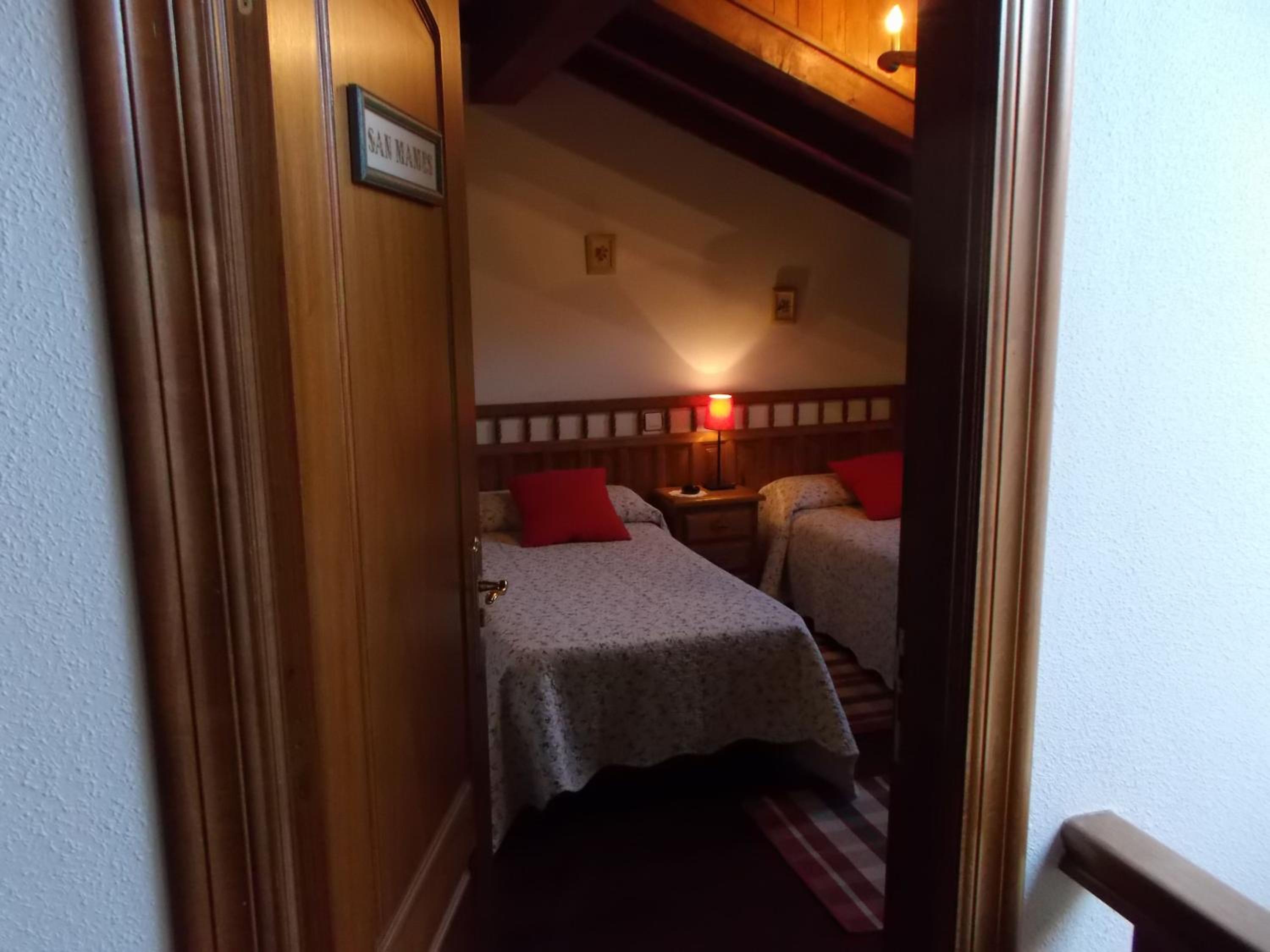 Twin Room - Photo 6