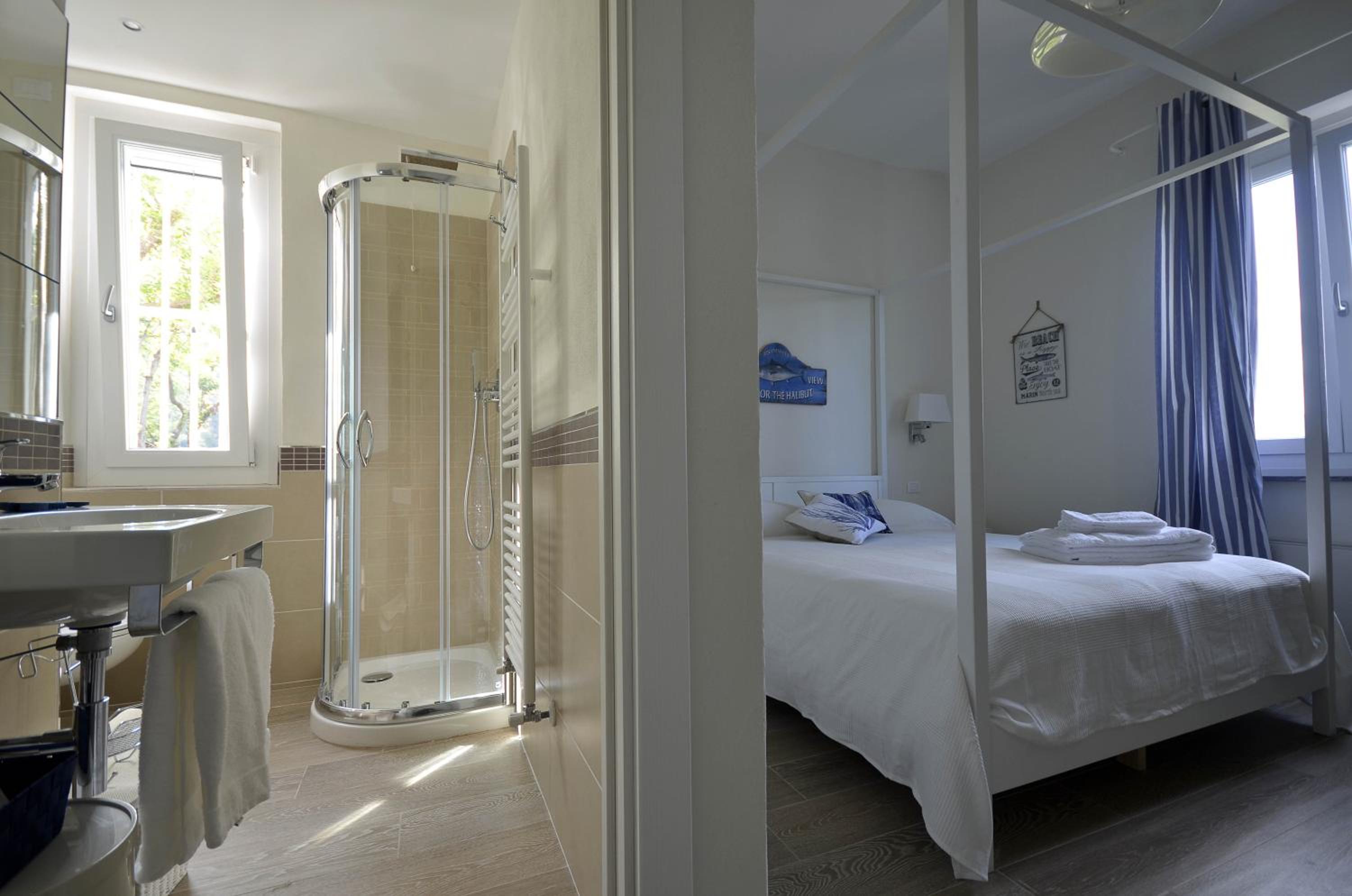 Deluxe King Room - Photo 2
