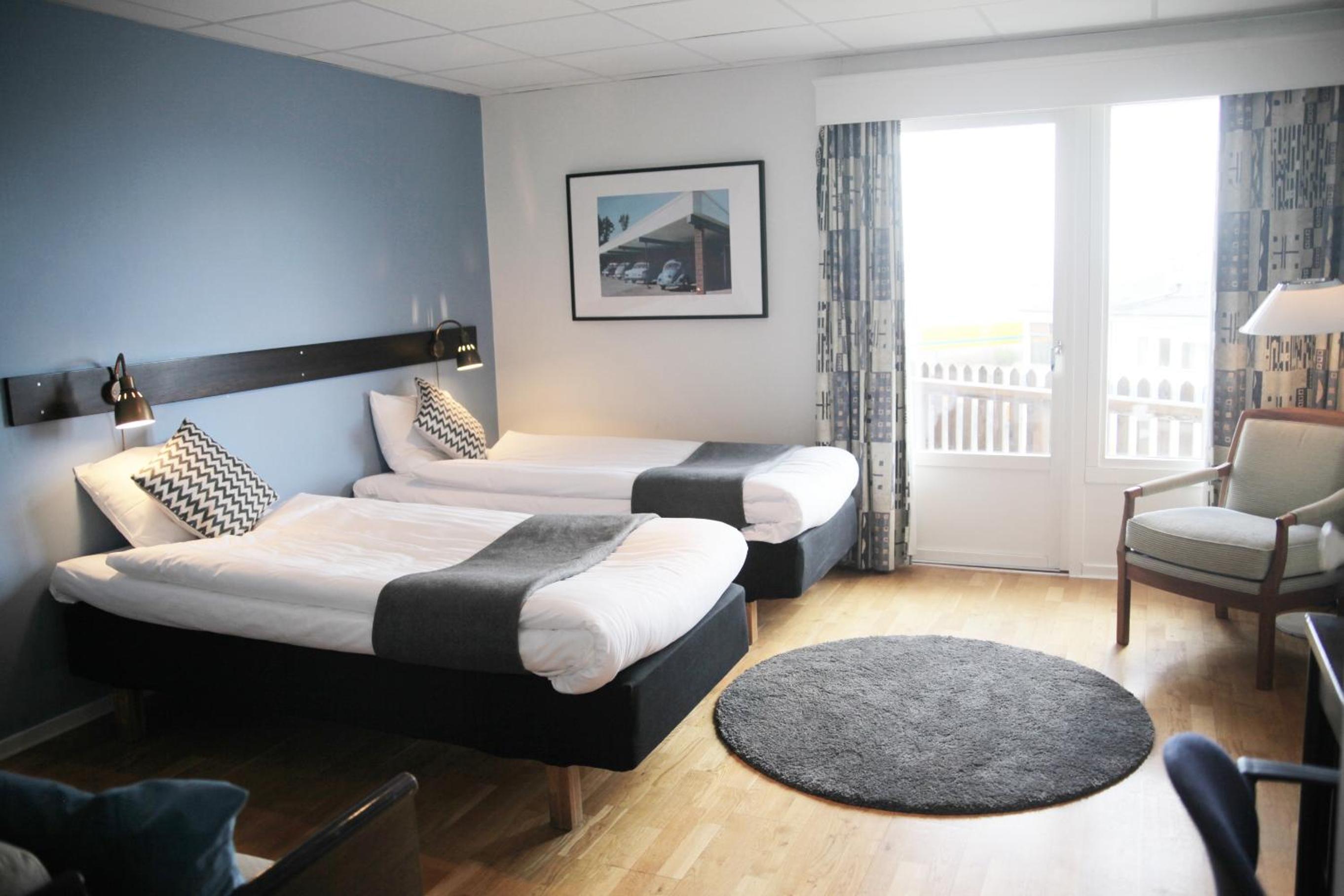 Hotel Room - Photo 10