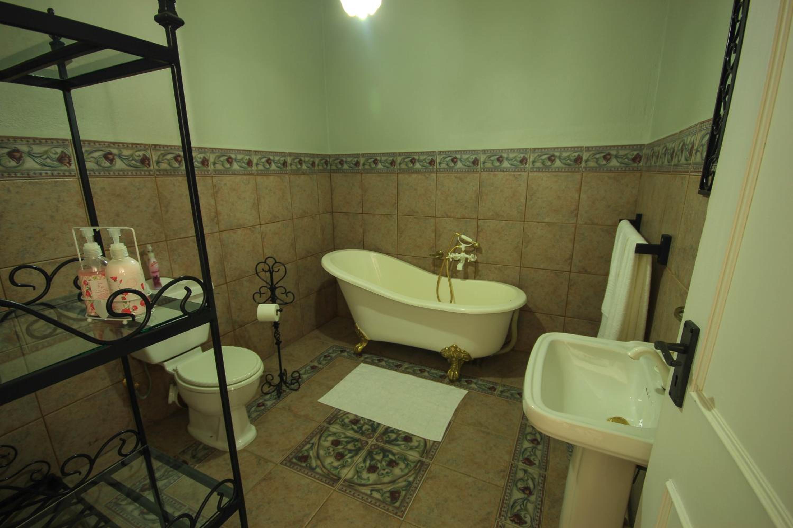 Double Room with Private Bathroom - Photo 2