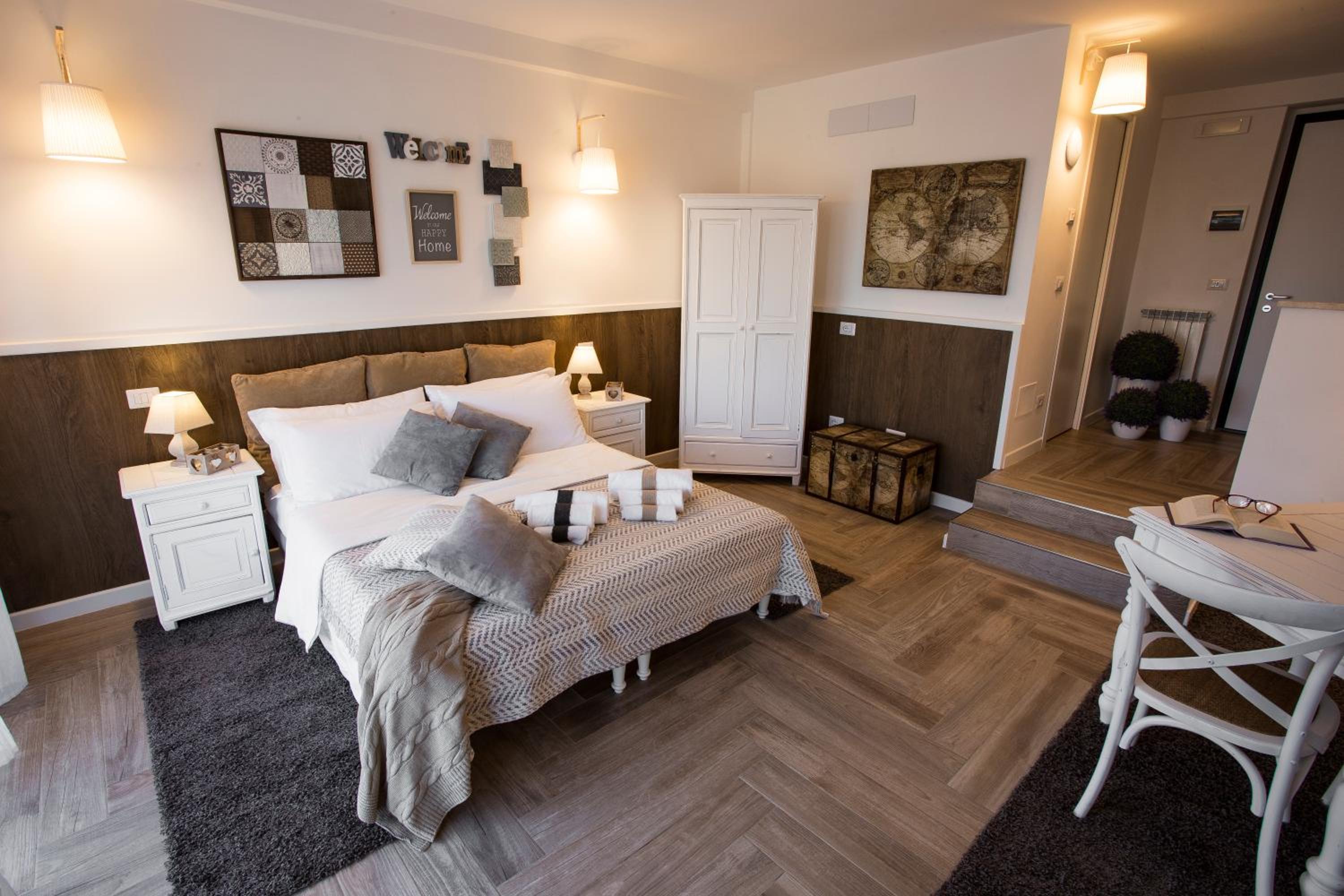 Double Room - Photo 10