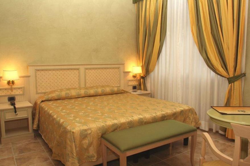Large Double Room - Photo 5