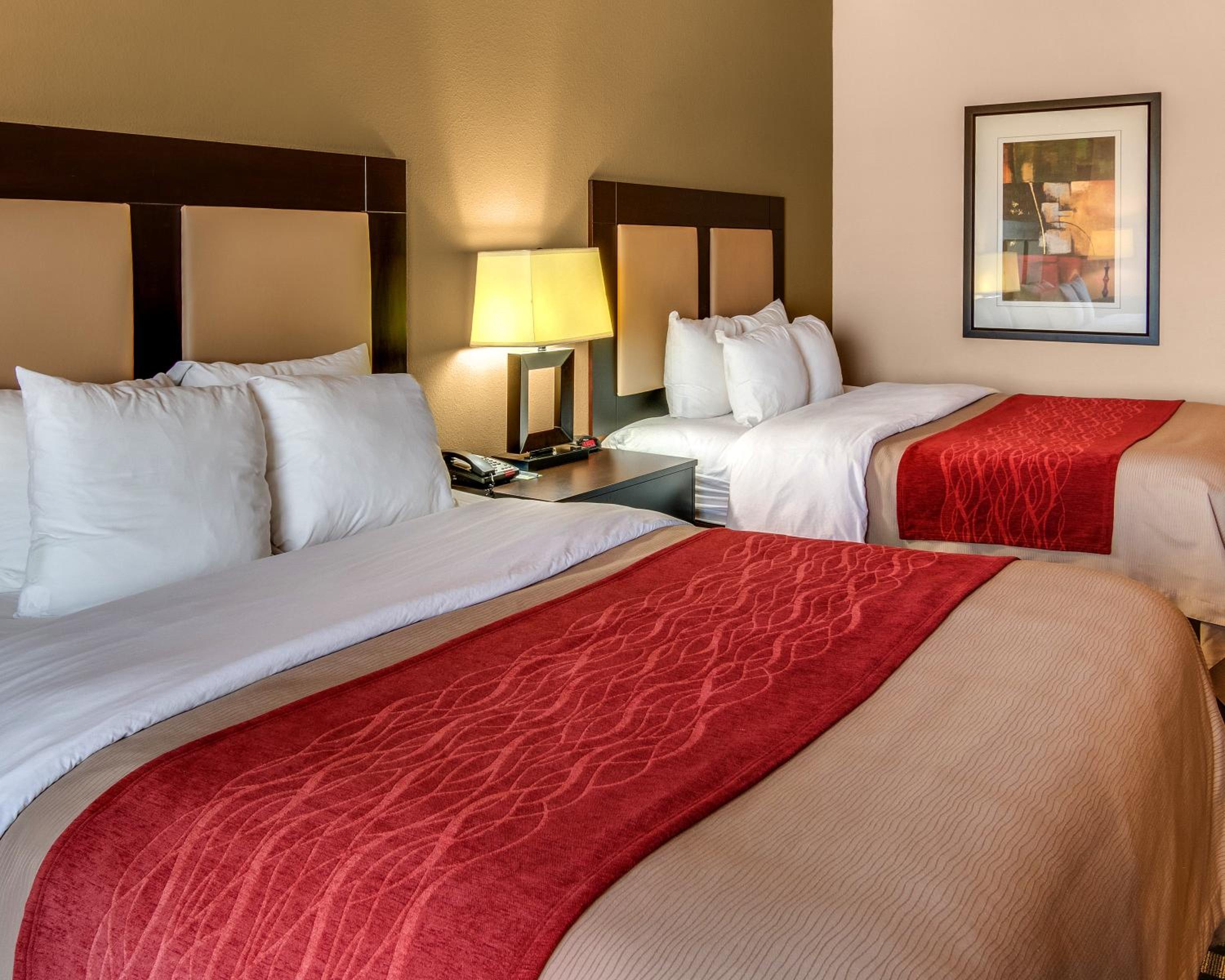 Queen Room with Two Queen Beds - Non-Smoking - Photo 5