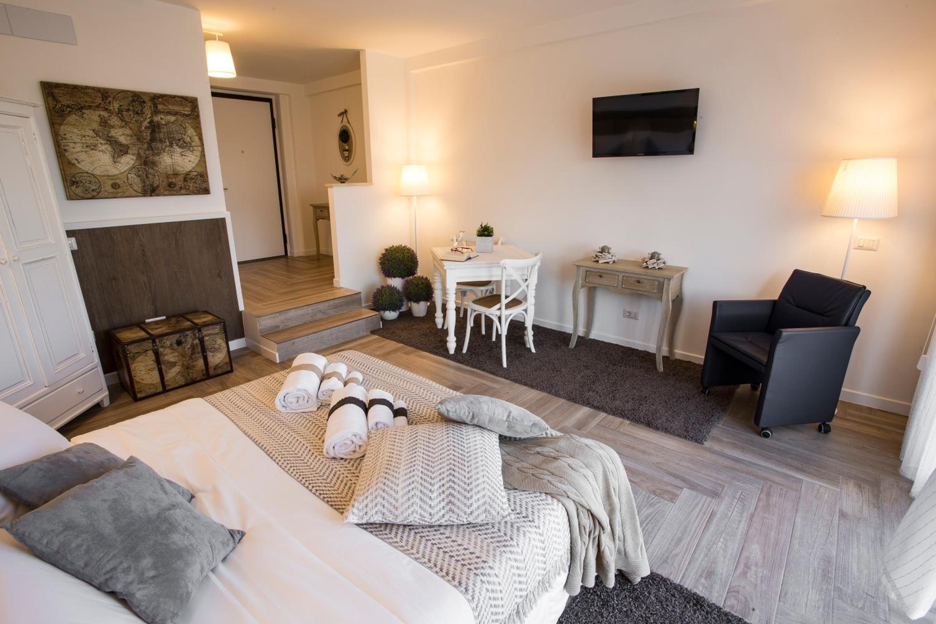 Double Room - Photo 9