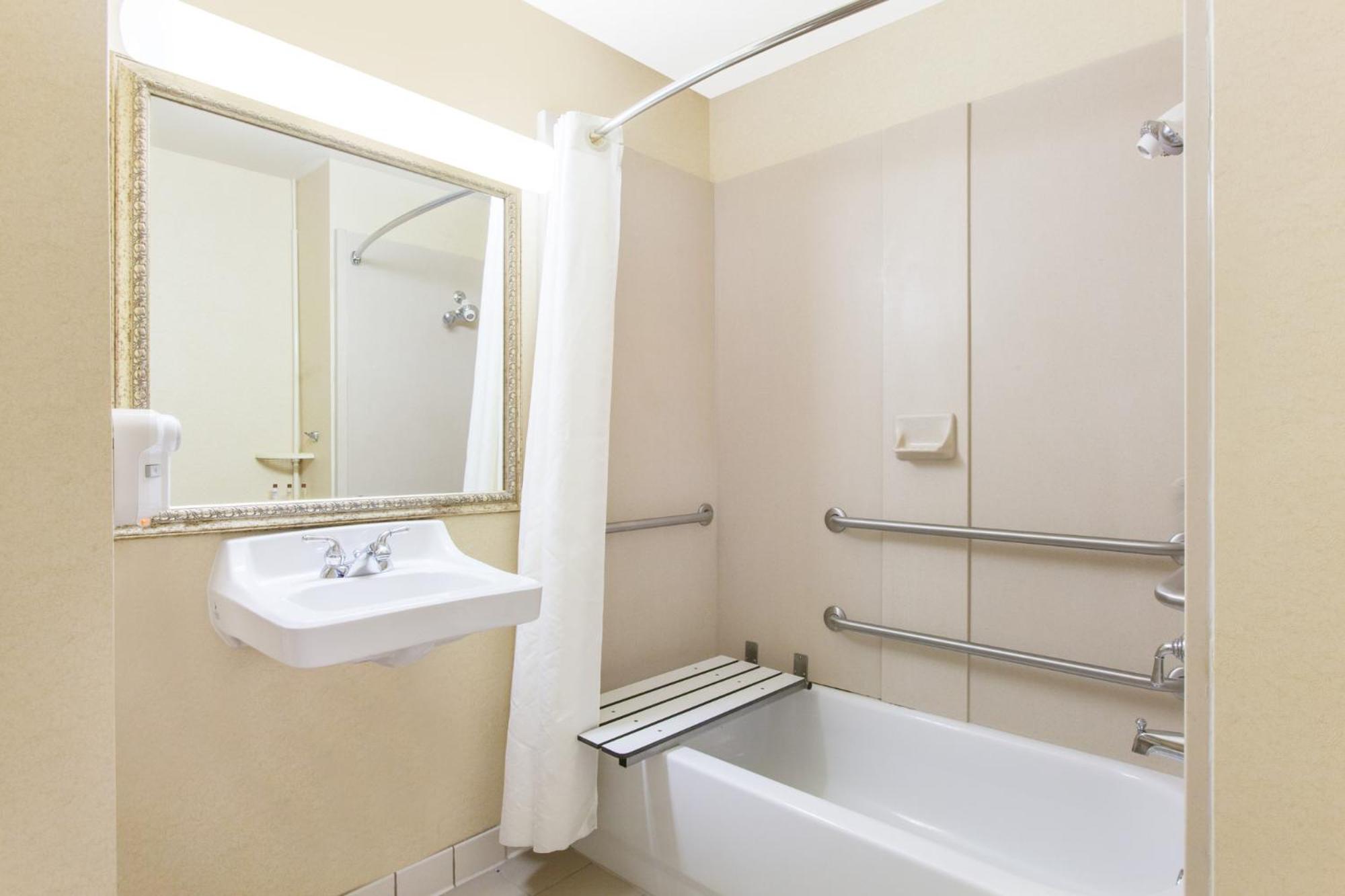 Deluxe King Room - Disability Access - Non-Smoking - Photo 2