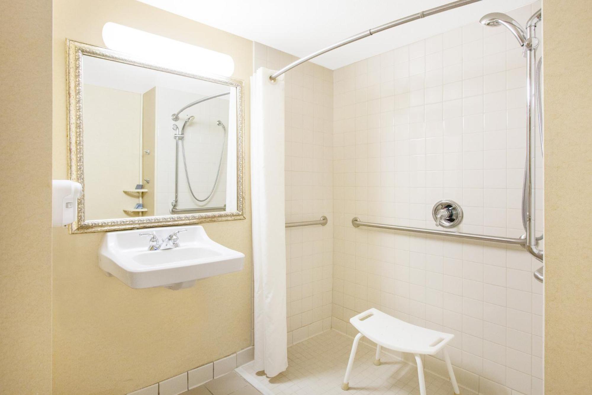 King Room - Disability Access/Non-Smoking - Photo 3