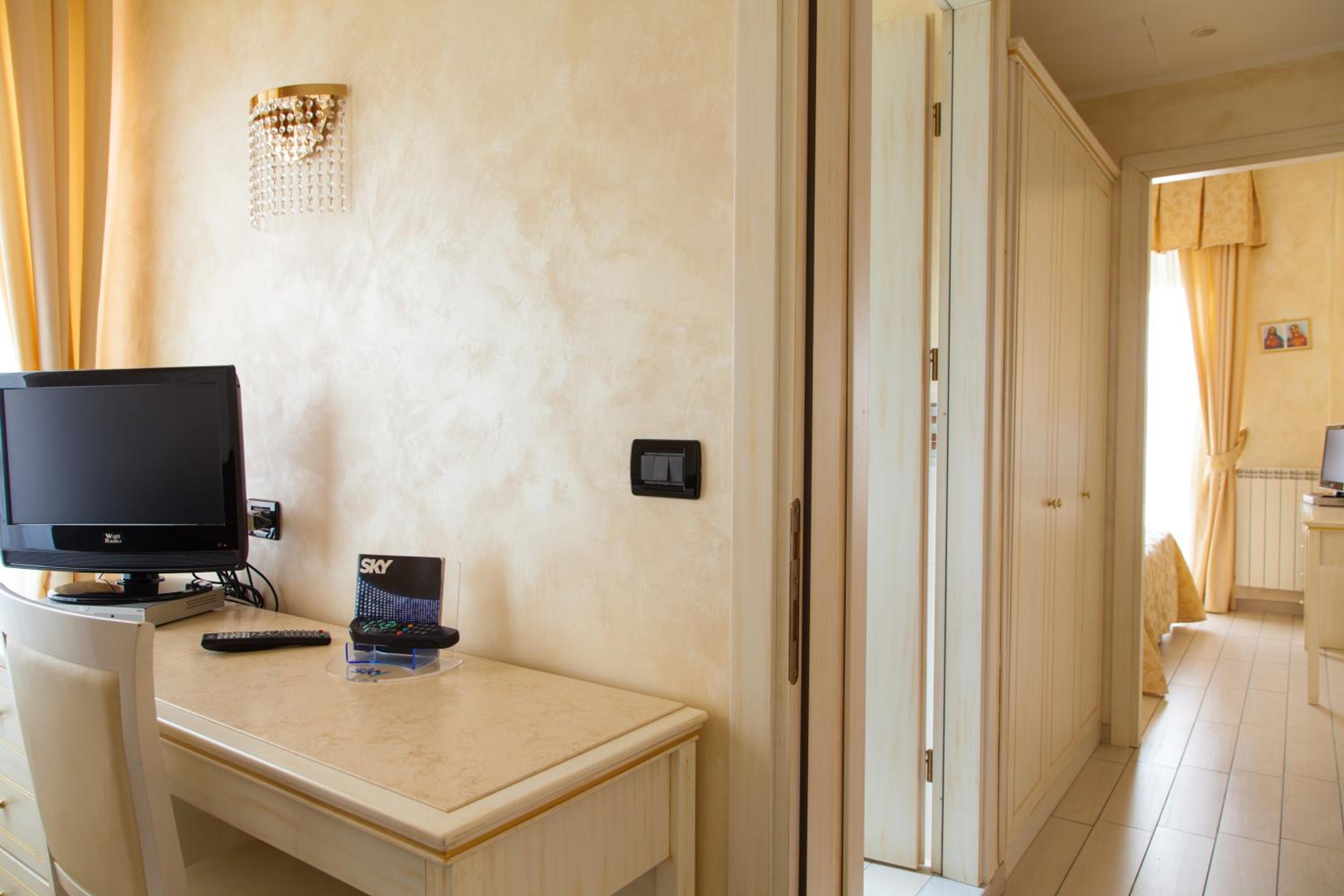 Superior Family Room - Photo 4