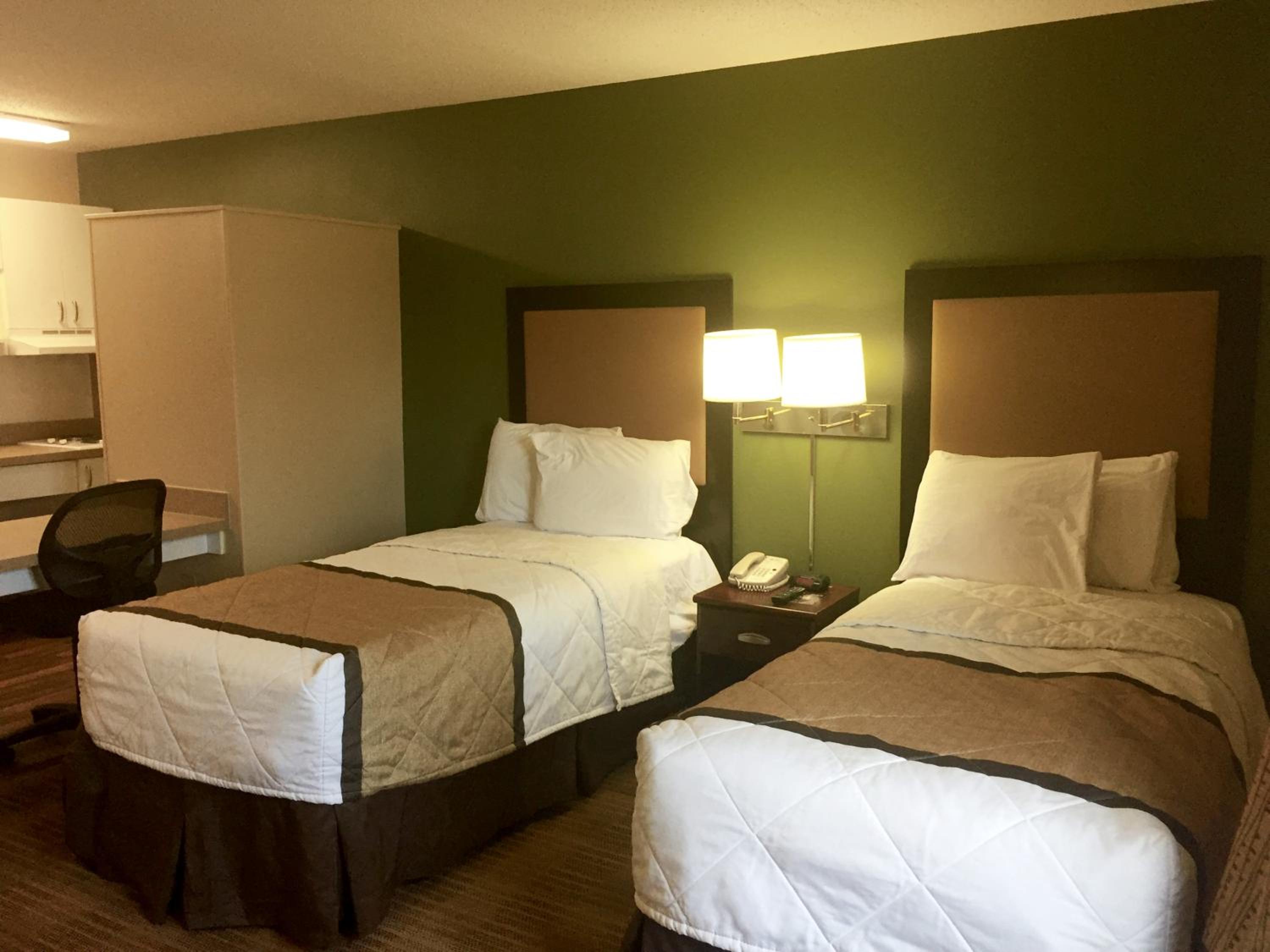 Studio with 2 Twin Beds - Non-Smoking - Photo 11