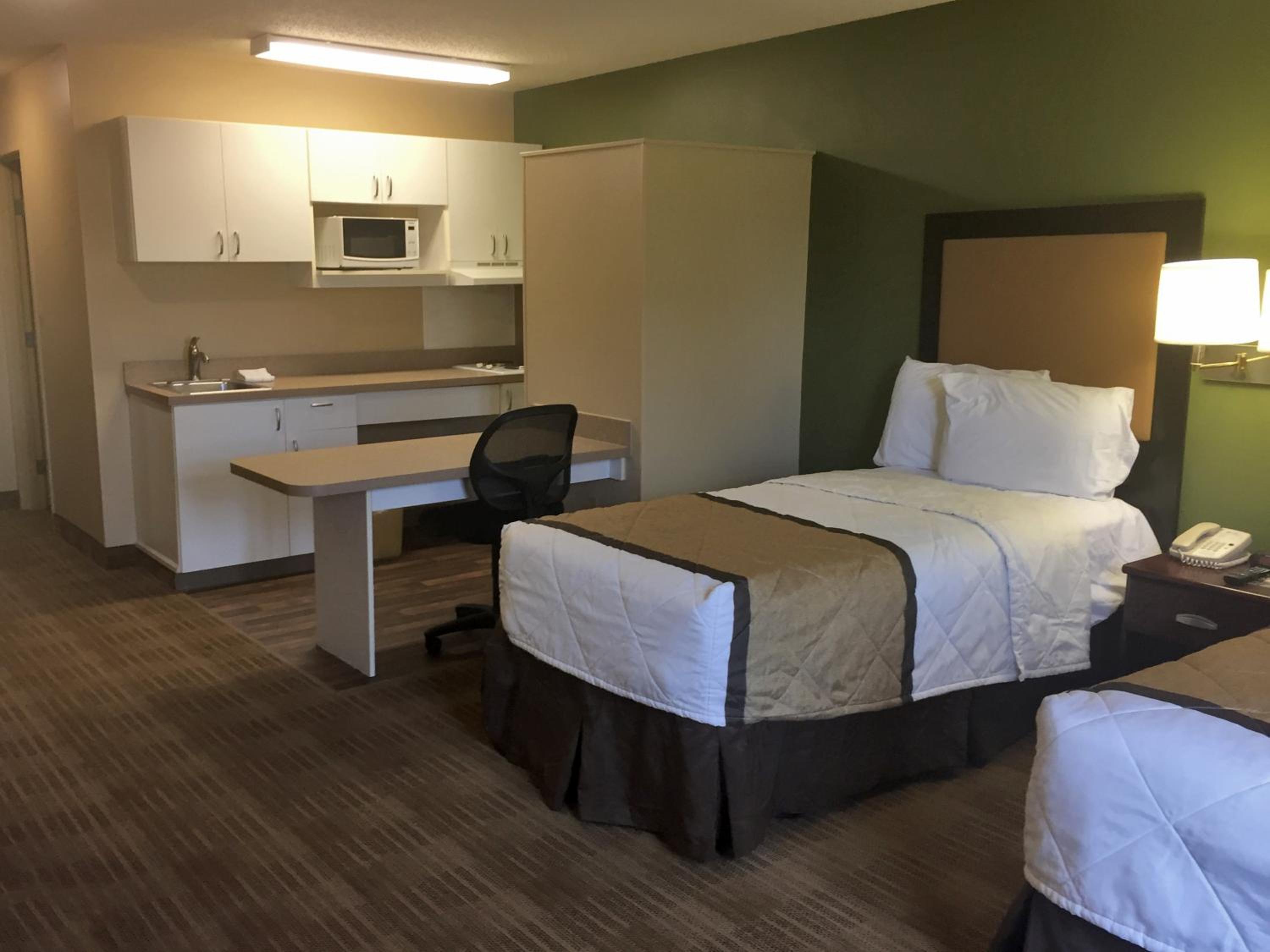 Studio with 2 Twin Beds - Non-Smoking - Photo 12