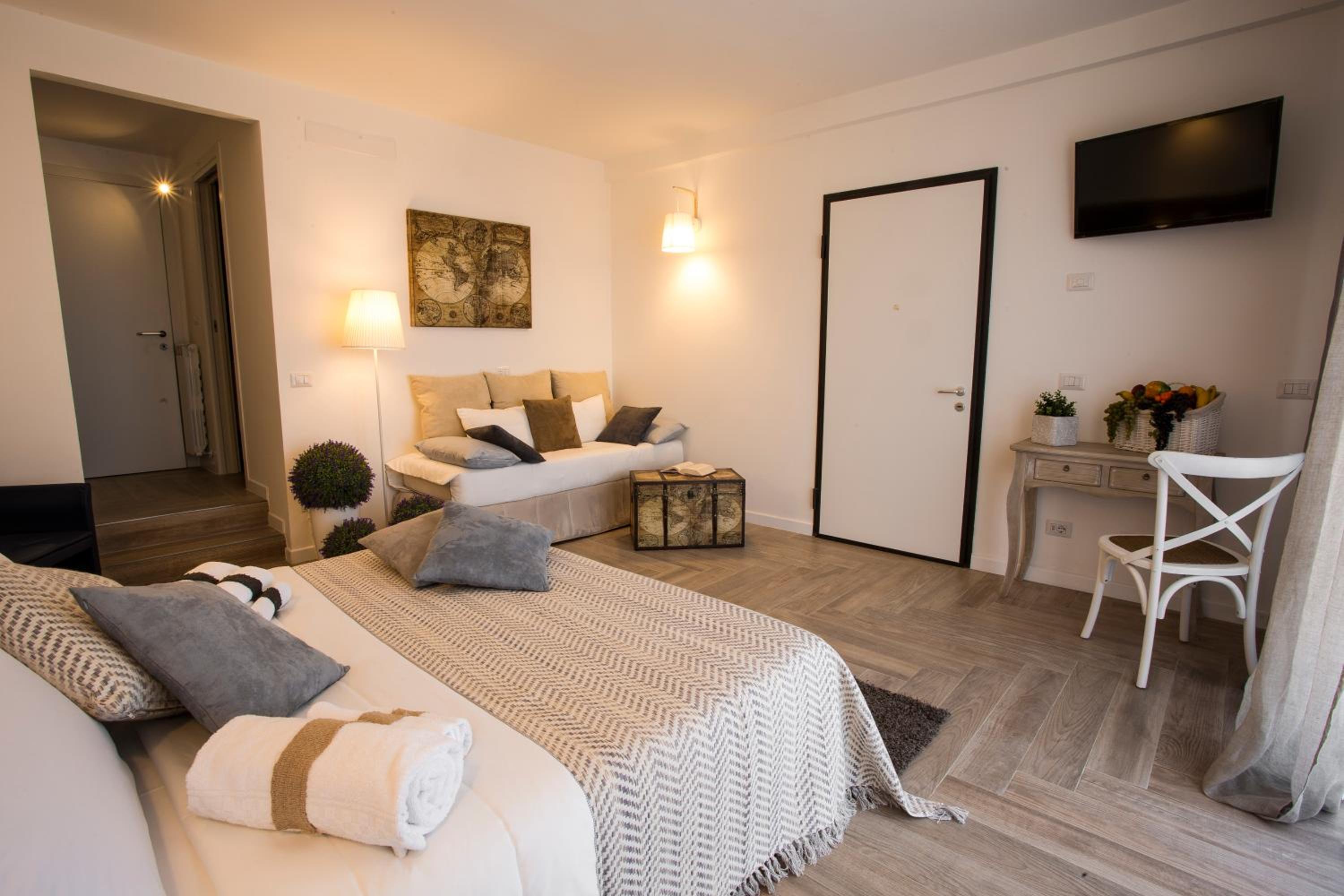 Triple Room - Photo 13