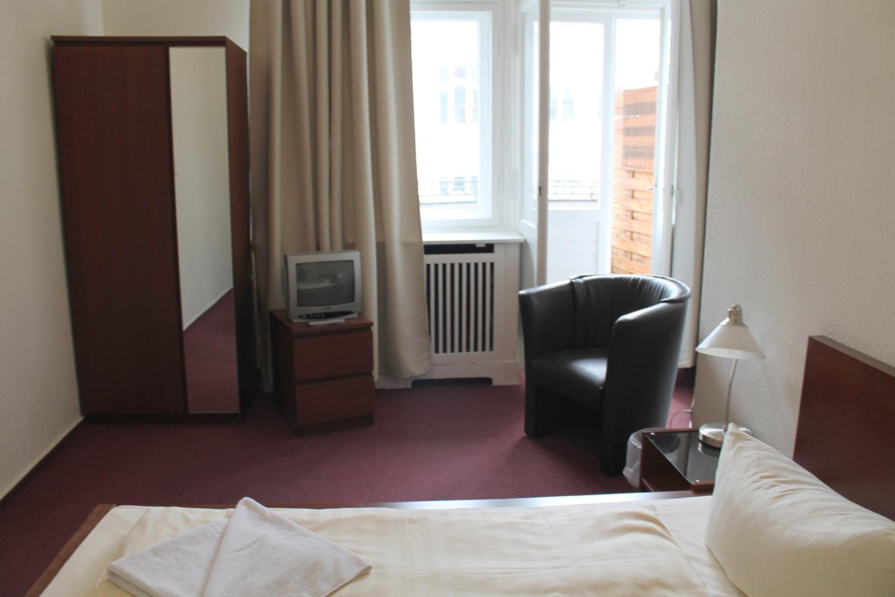 Single Room with Shared Bathroom photo 2