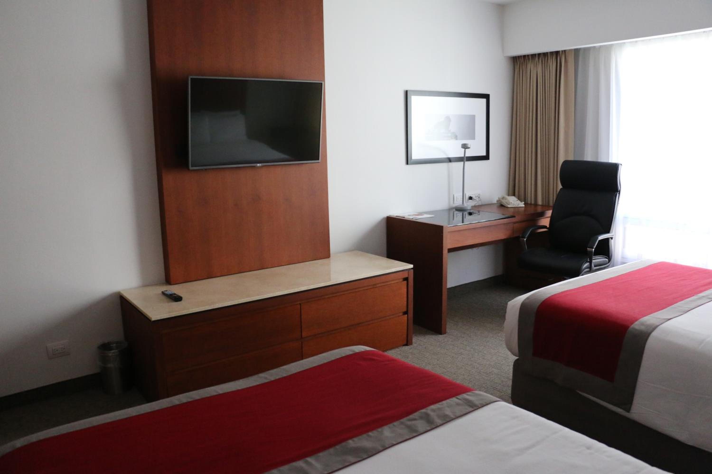 Business Double Room with Two Double Beds - Photo 6