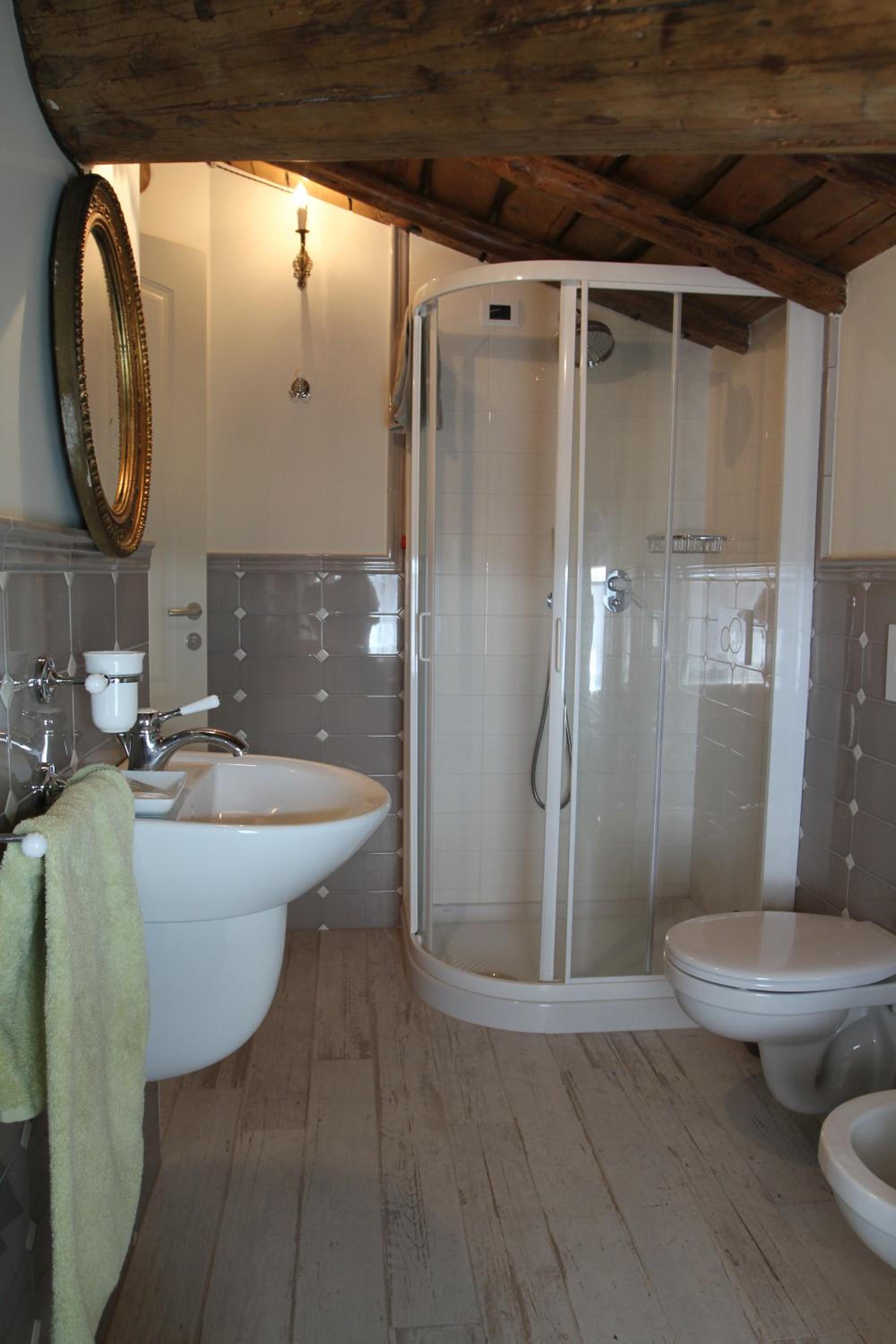 Double Room with Private Bathroom - Photo 4