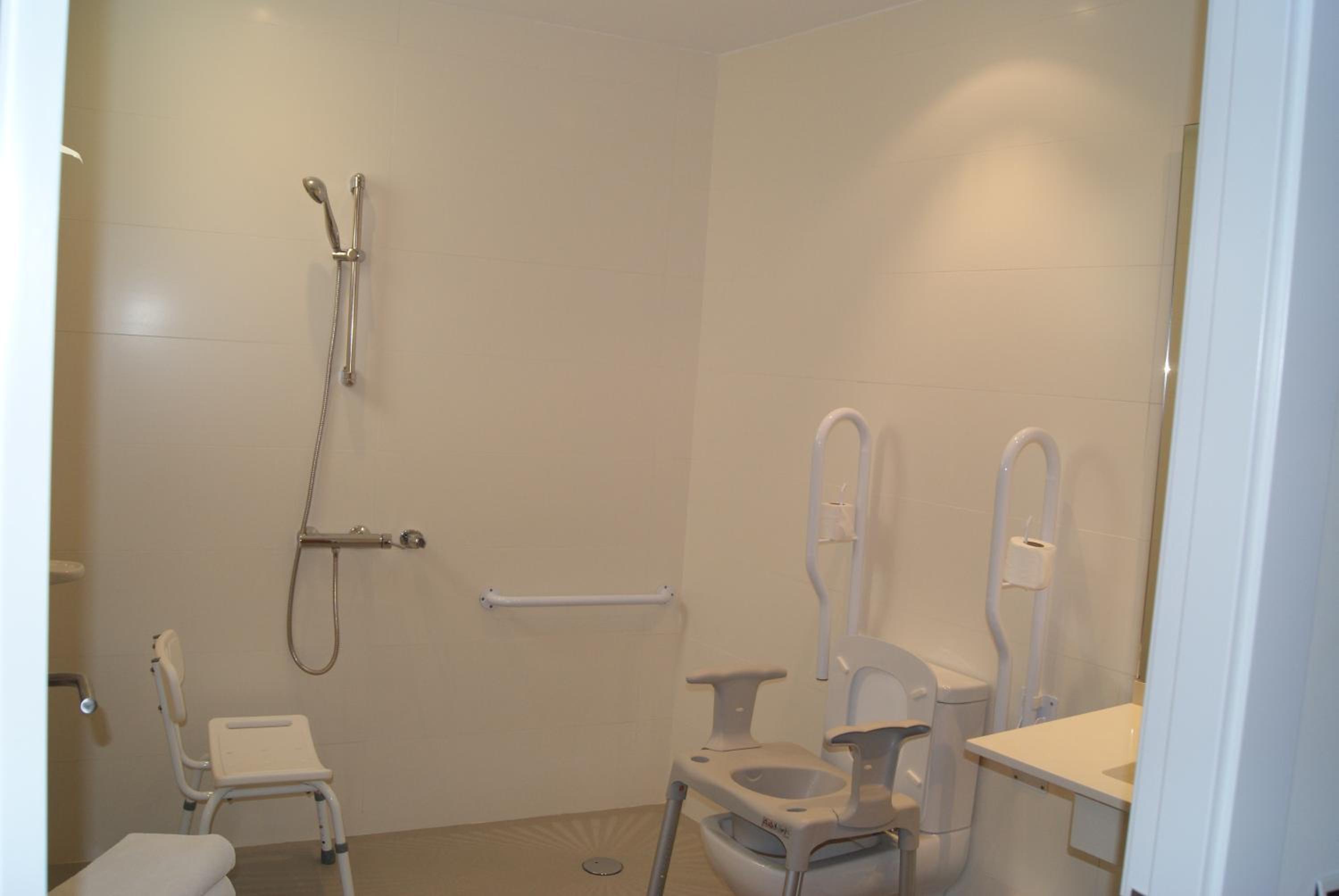 Twin Room - Disability Access photo 3