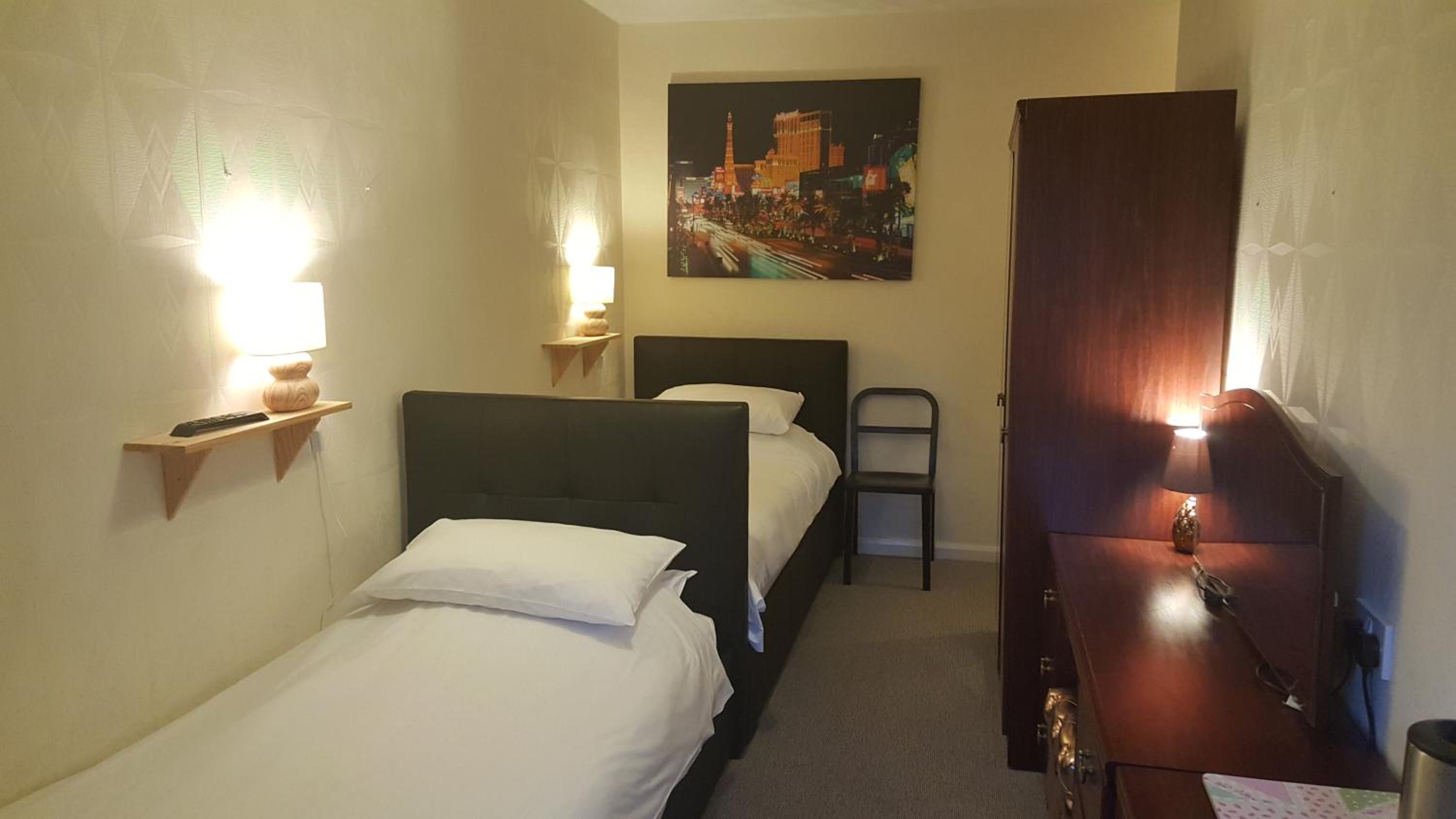 Standard Twin Room - Photo 11