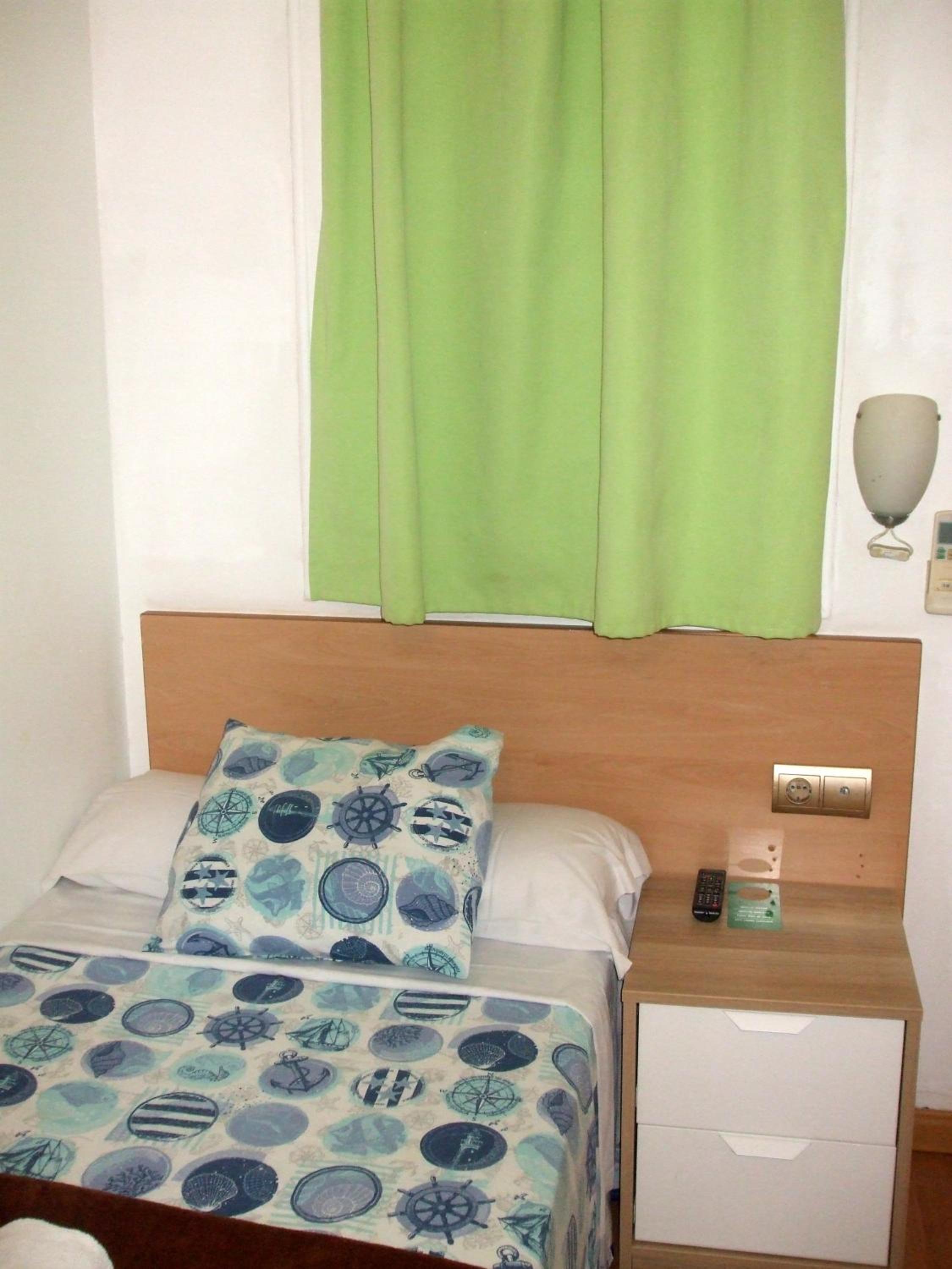 Single Room with Shared Bathroom photo 2
