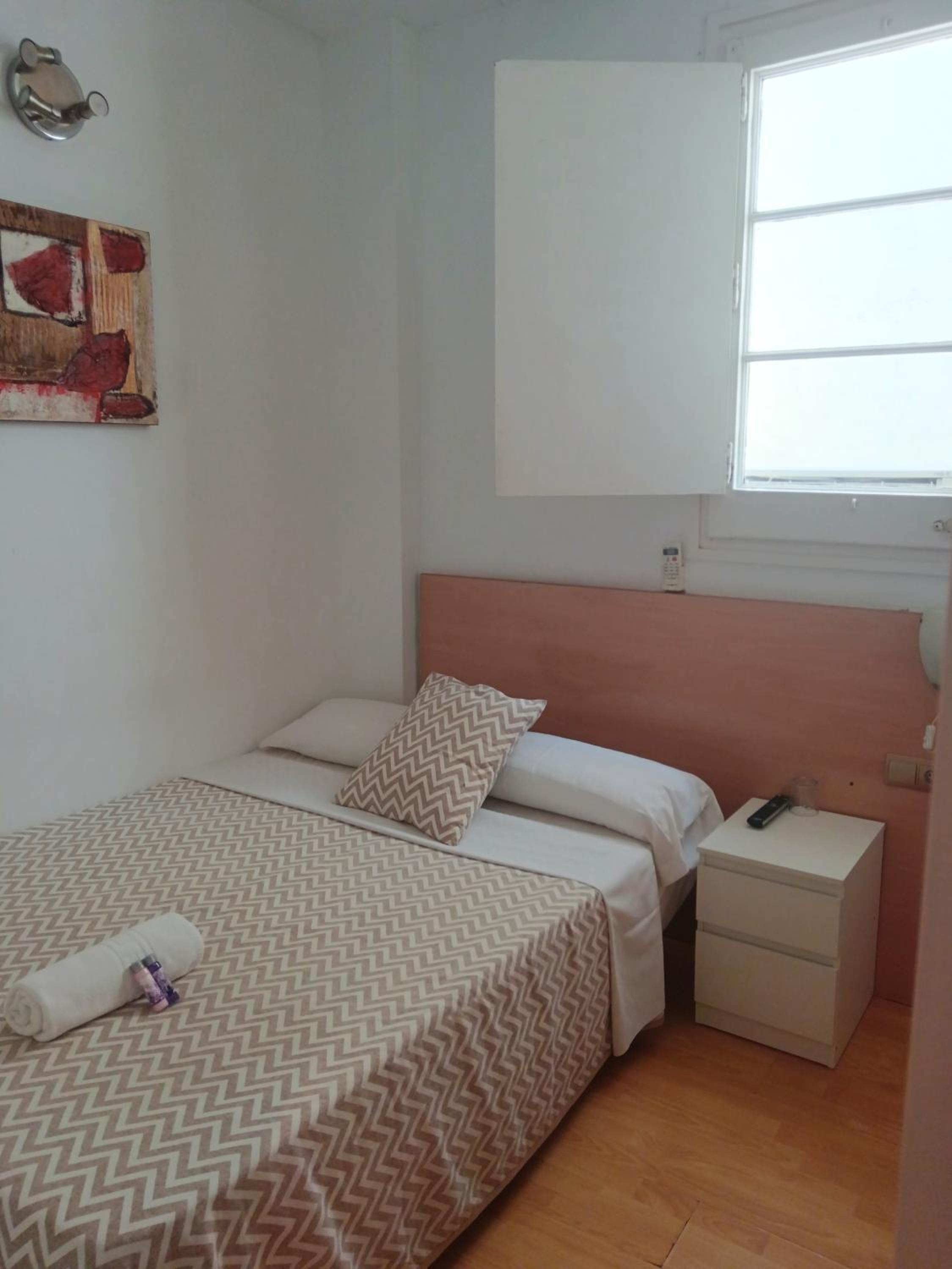 Single Room with Private Bathroom photo 3