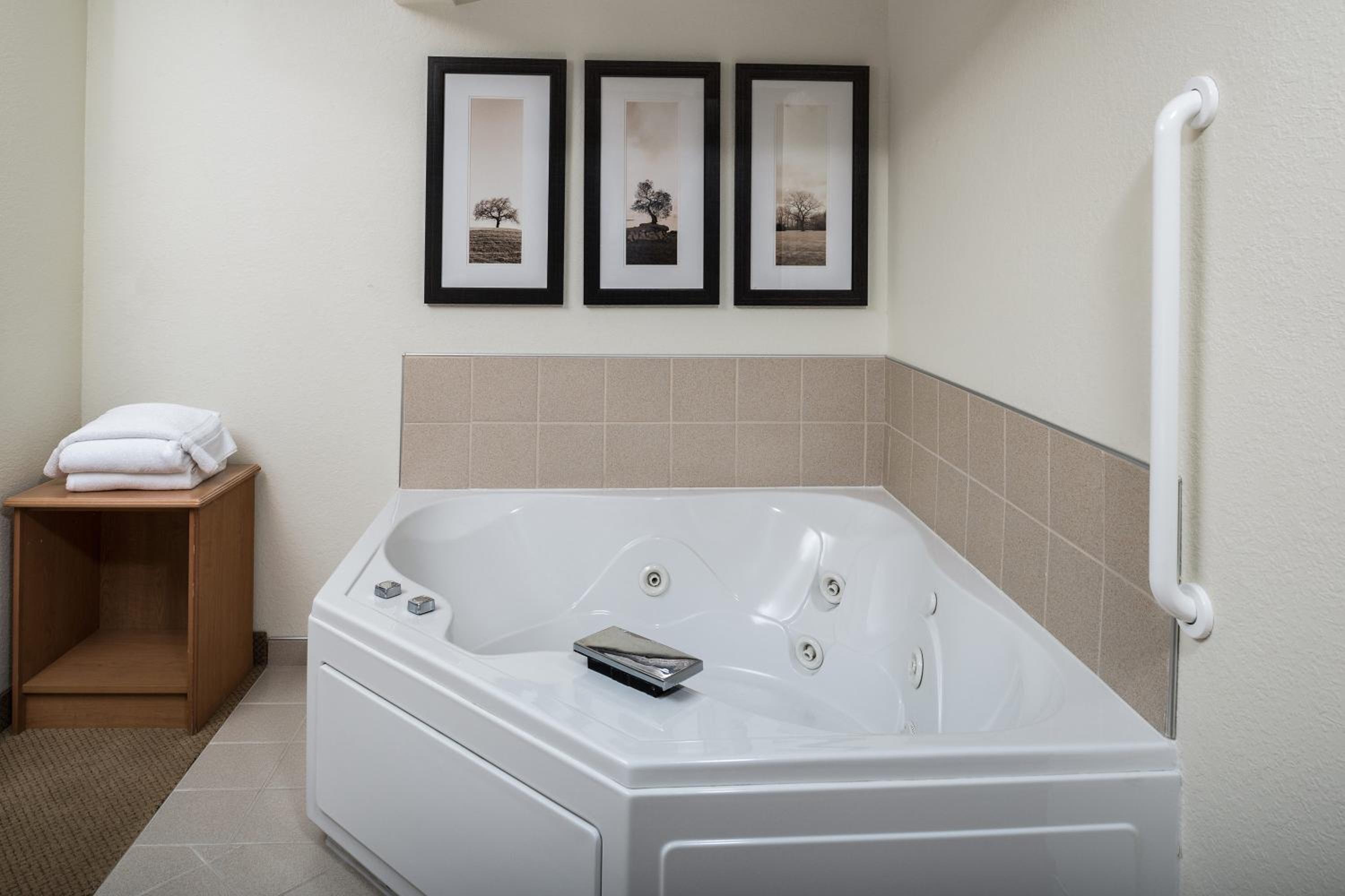 One-Bedroom Luxury King Suite - Non-Smoking photo 2