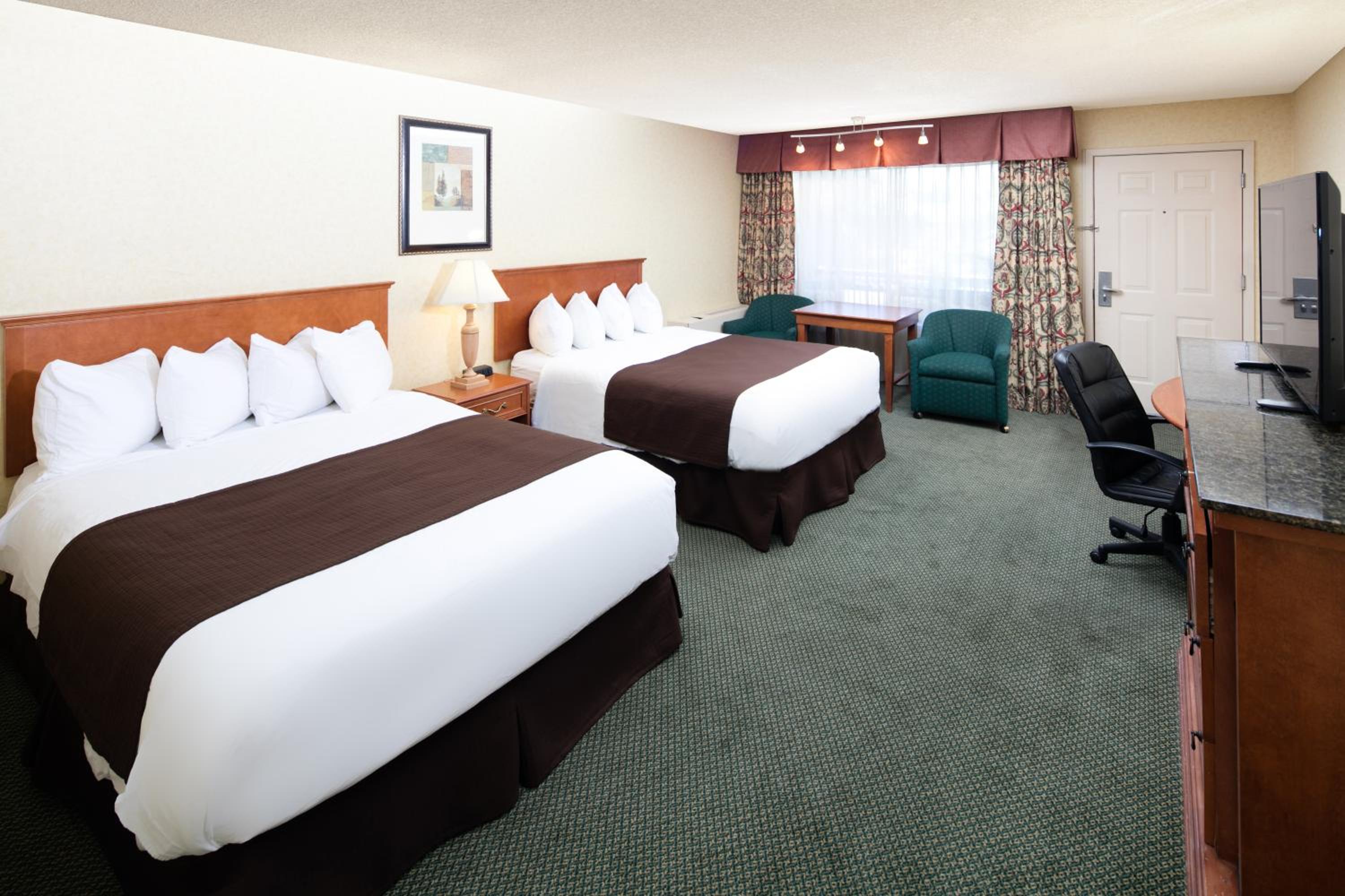 Standard Queen Room with Two Queen Beds - Photo 3