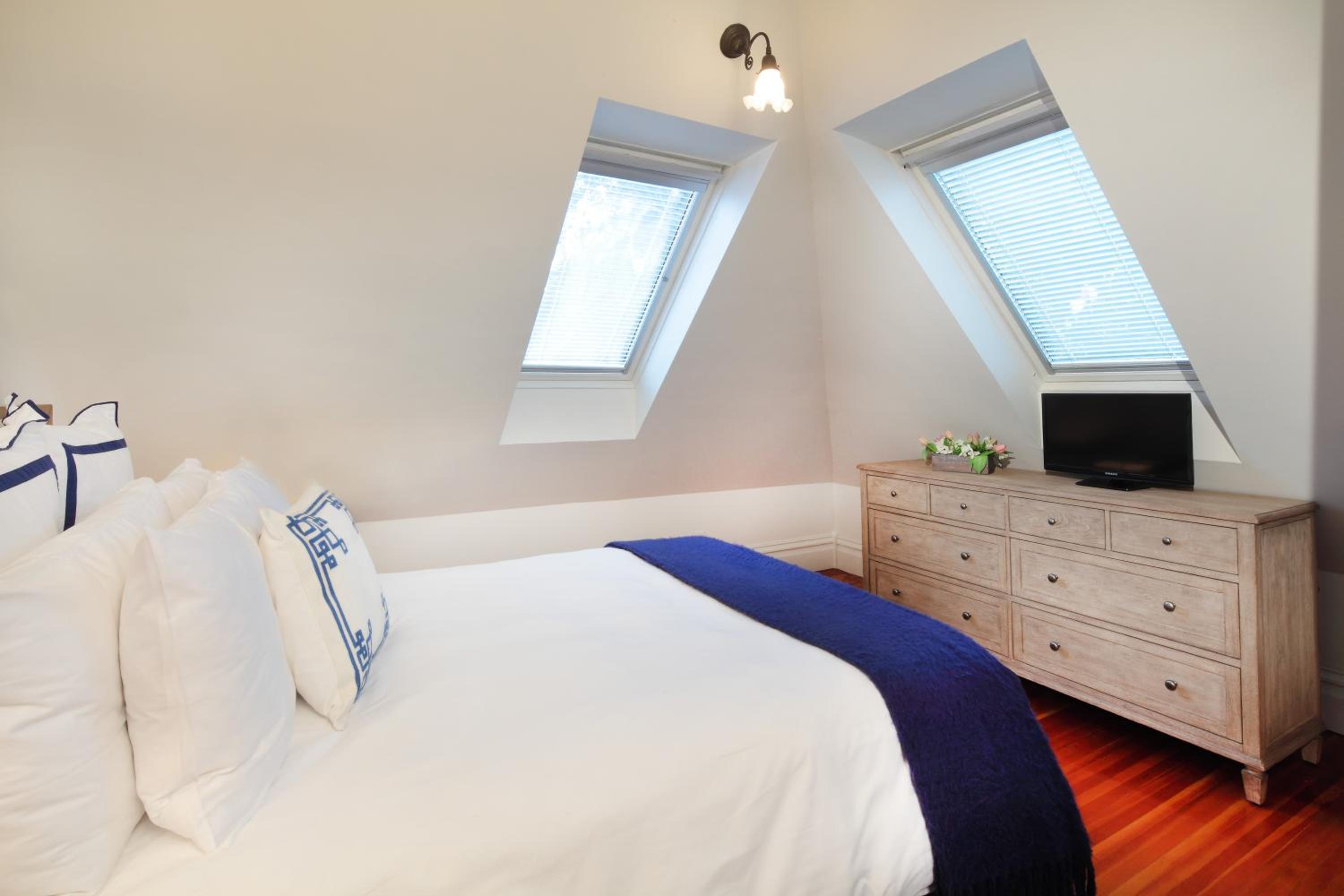 Queen Room photo 2