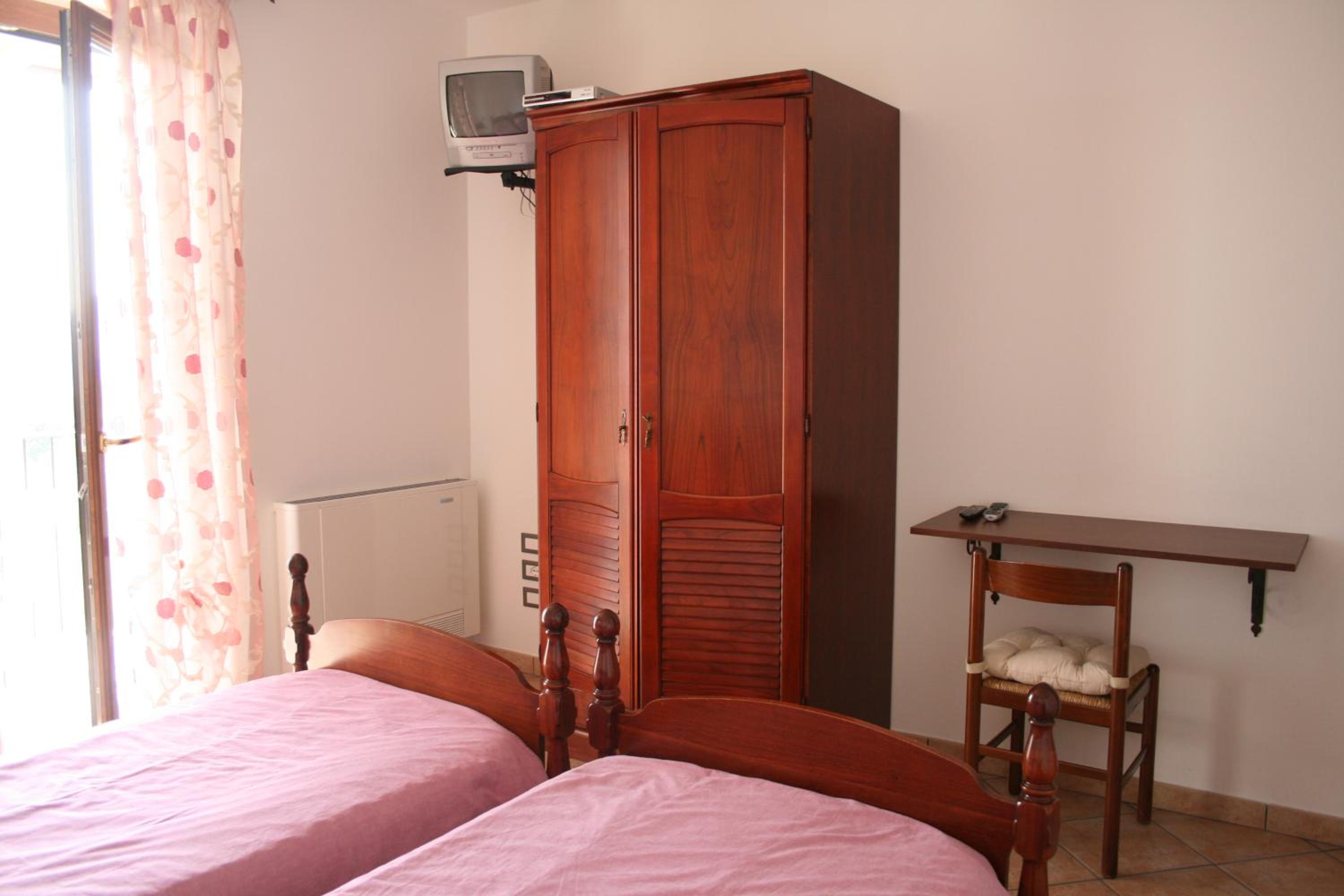 Deluxe Double or Twin Room with Lake View photo 3