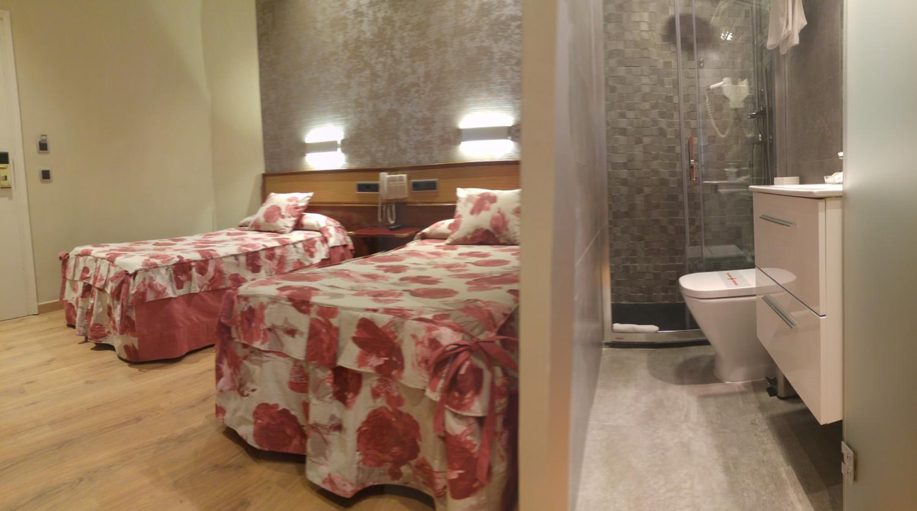 Twin Room - Photo 4