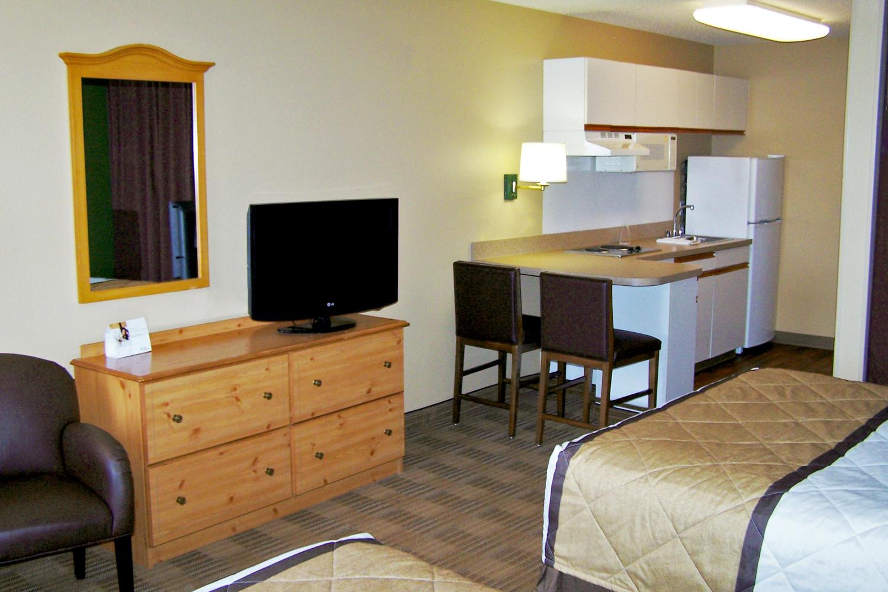 Studio with 2 Queen Beds - Non-Smoking - Photo 4