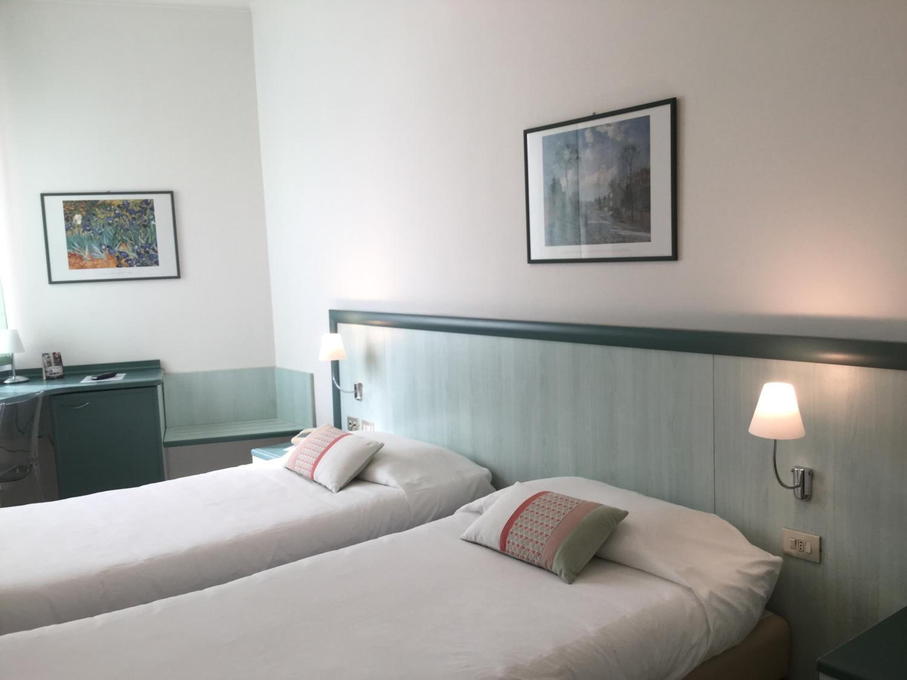 Twin Room - Photo 1
