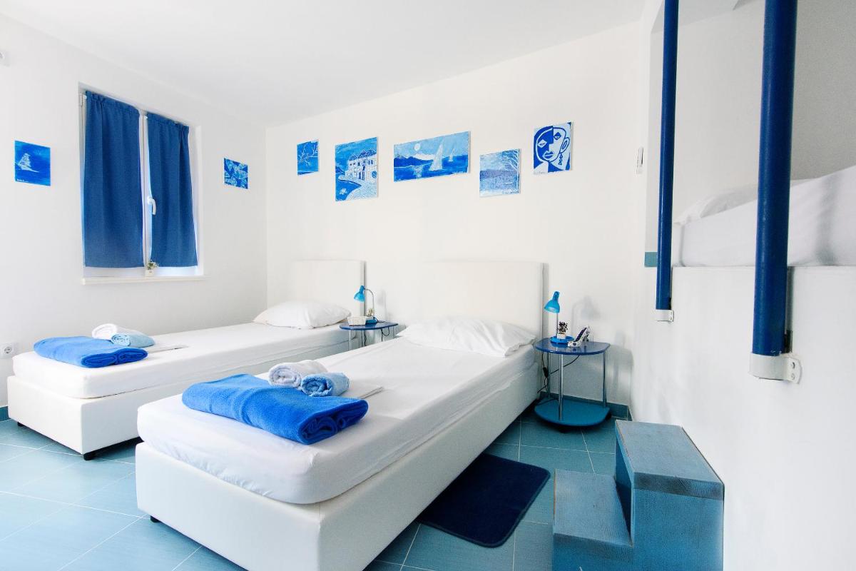 Double or Twin Room with Extra Bed - Photo 1