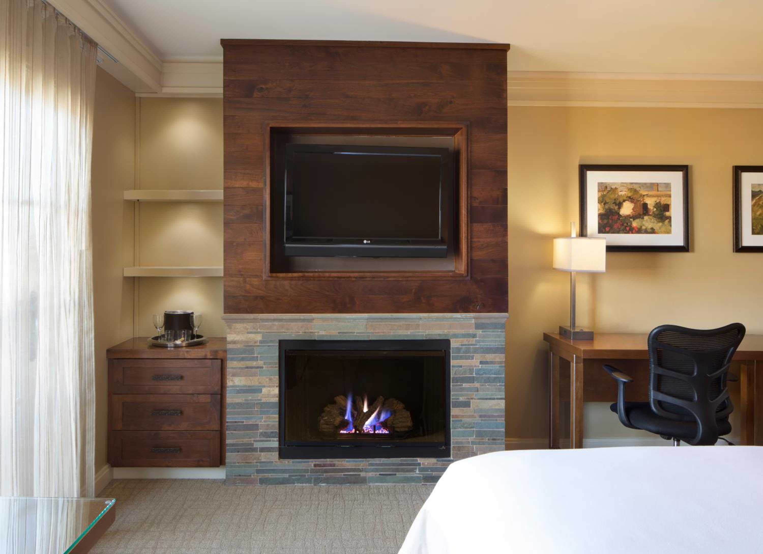 Premier King Room with Fireplace - Photo 1