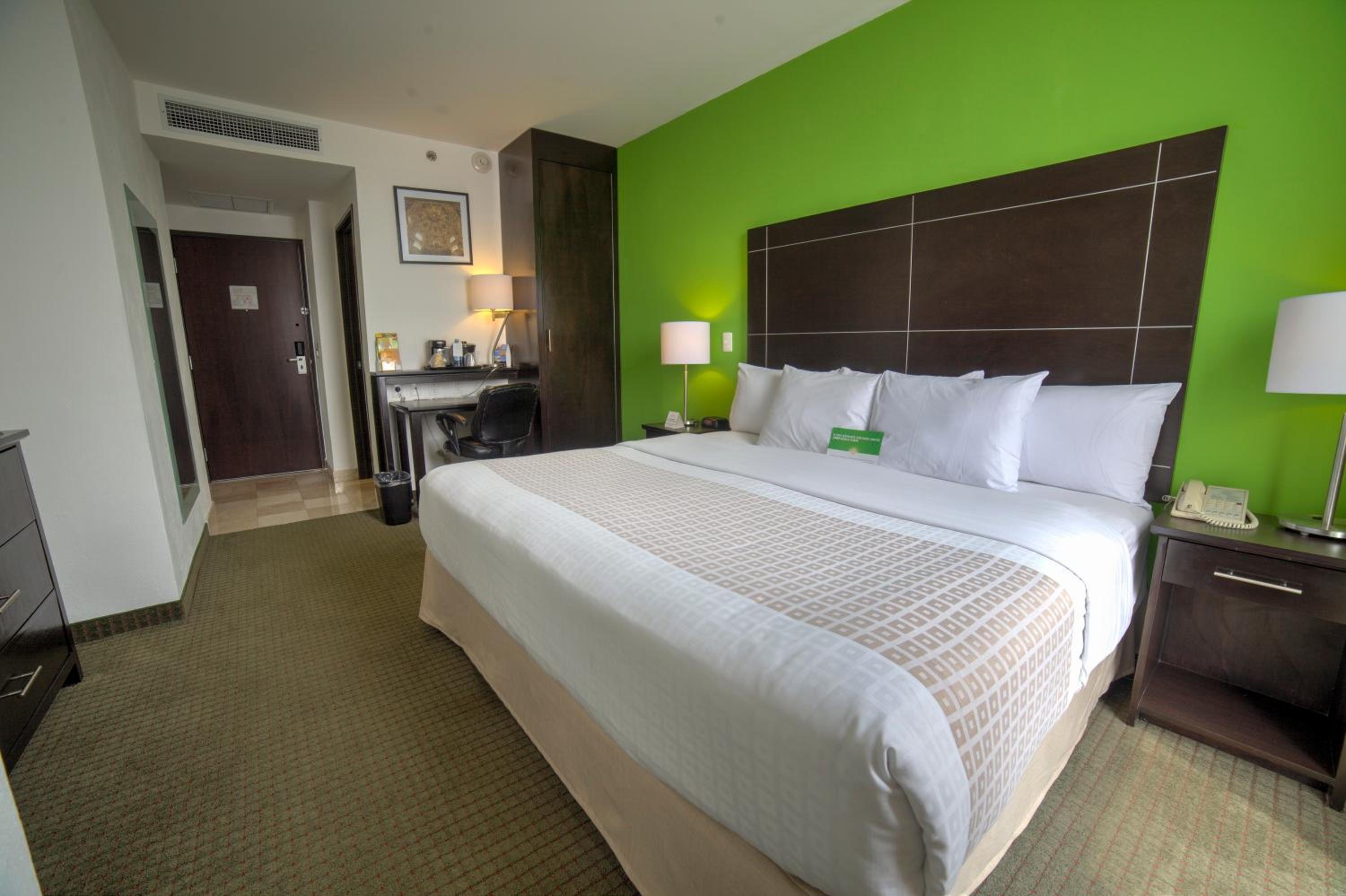 King Room - Non-Smoking - Photo 3