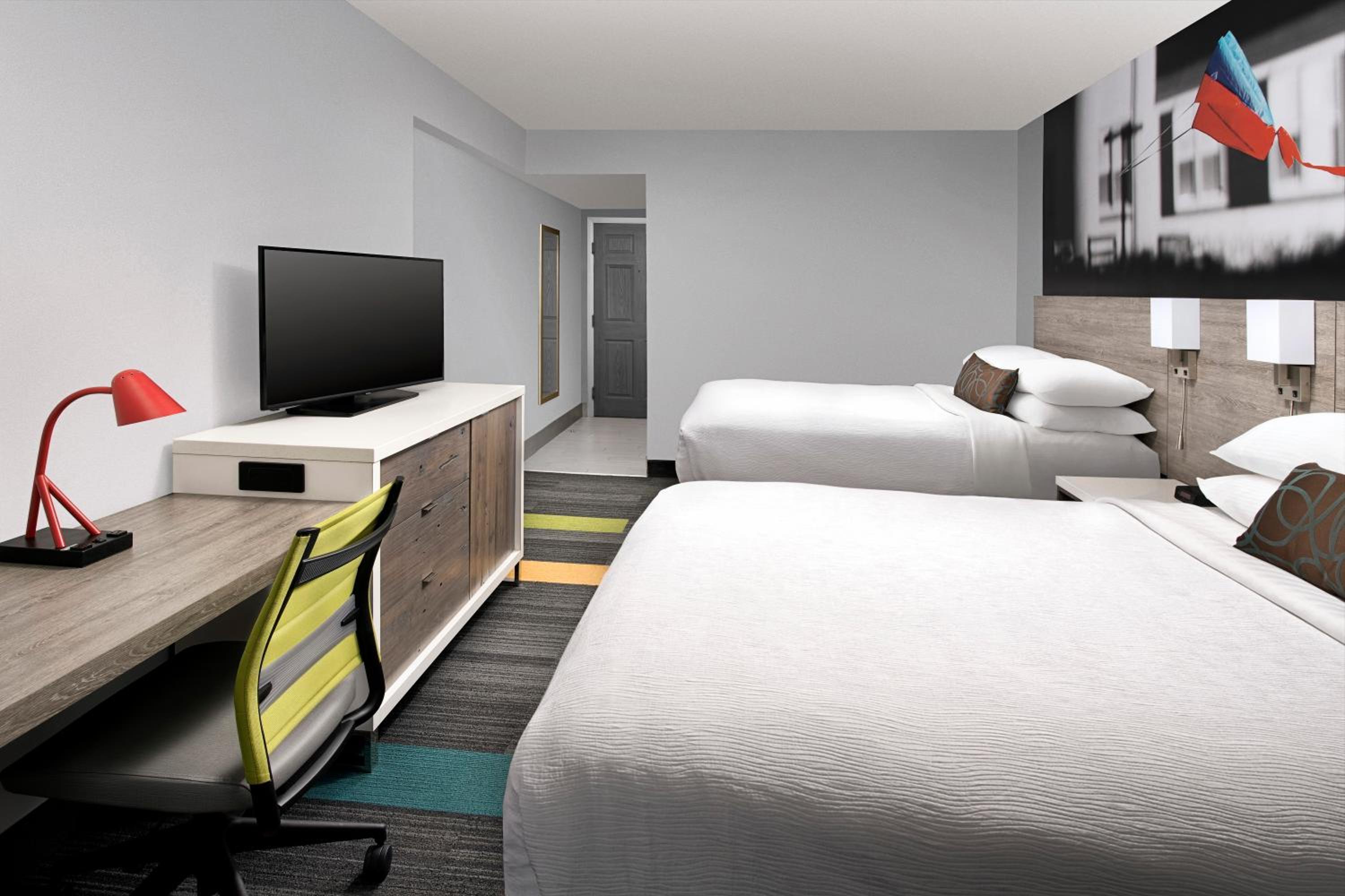 Queen Room with Two Queen Beds - City View - Photo 5