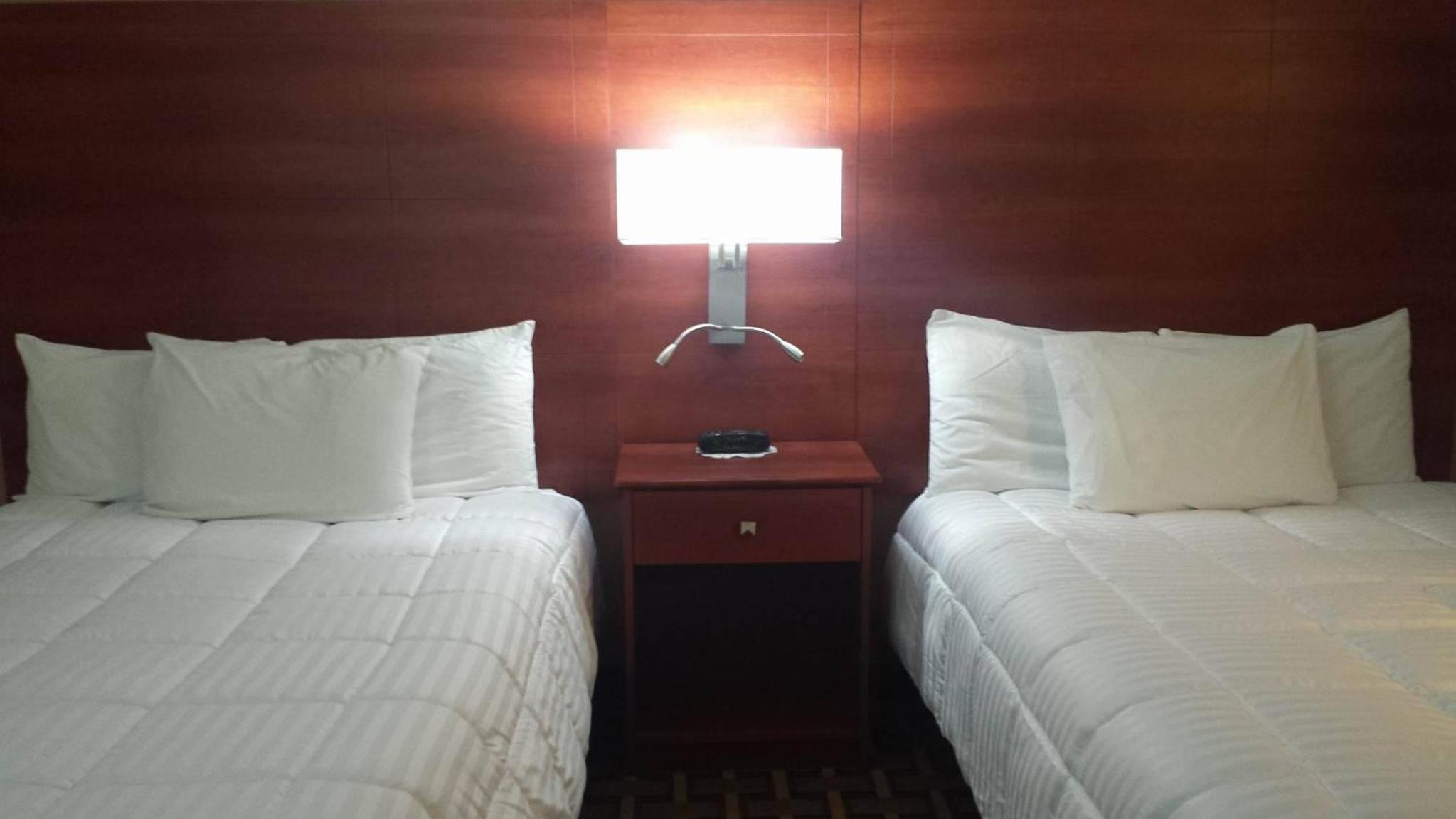Queen Room with Two Queen Beds - Non-Smoking - Photo 2
