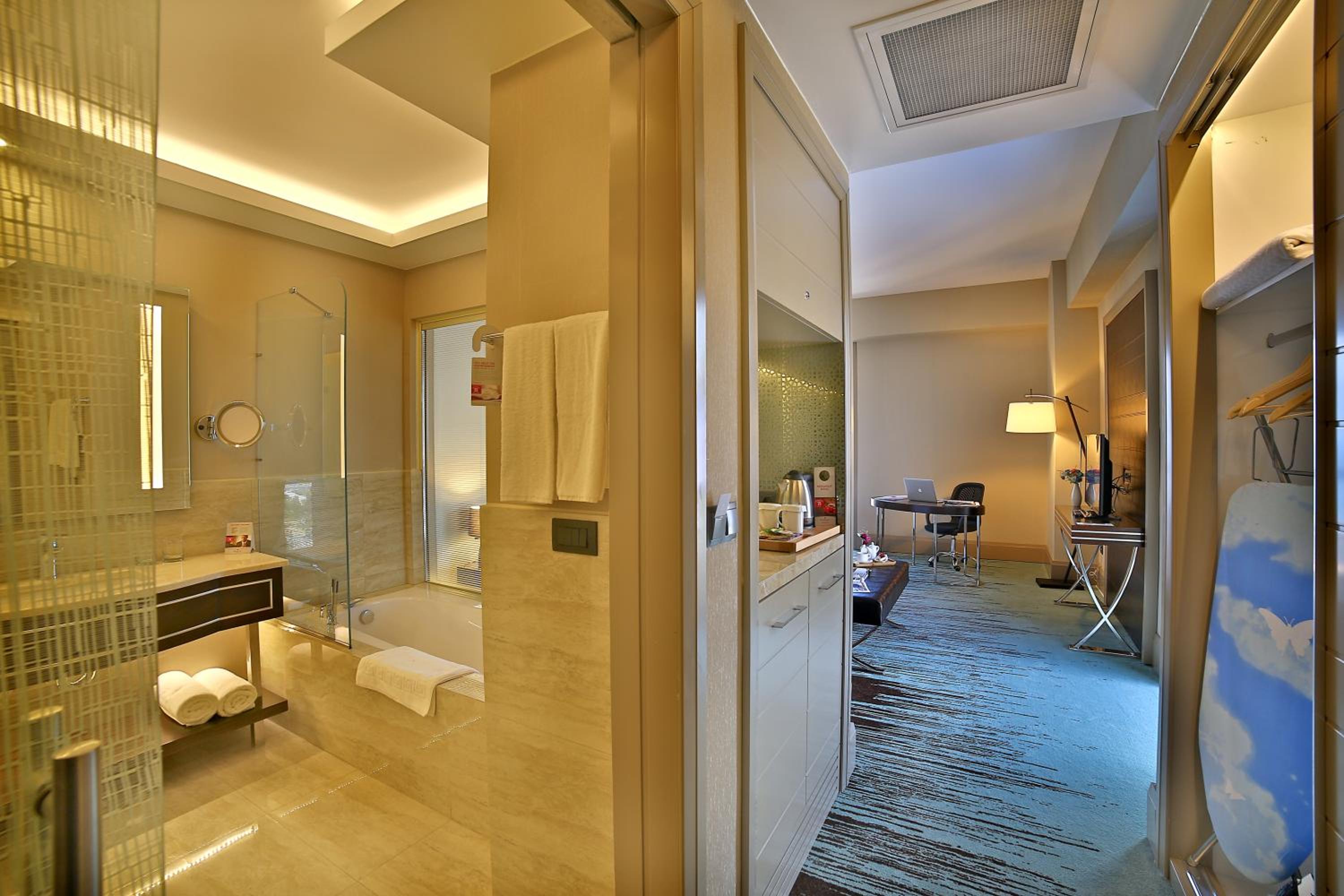 Deluxe King Room with Sea View - Photo 7